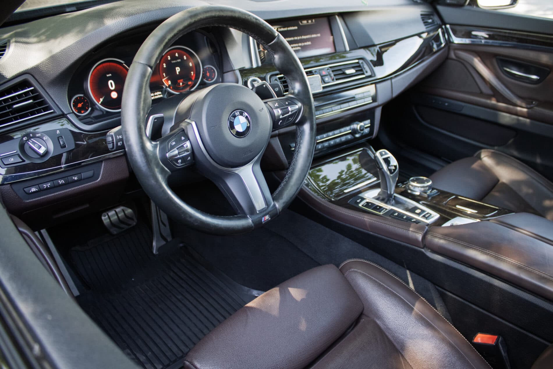 2016 BMW 535i, modrá sedan, 158 386 km