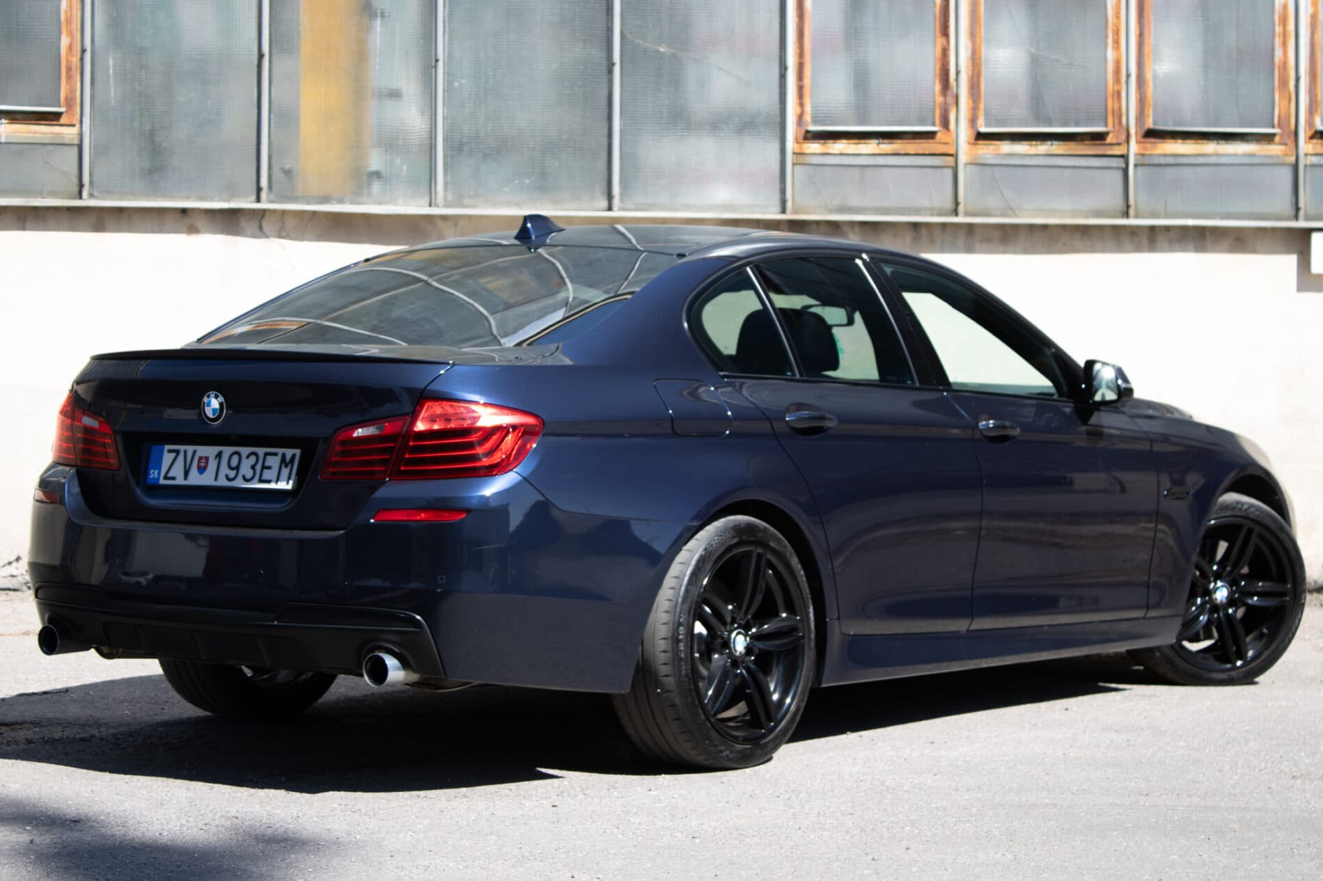 2016 BMW 535i, modrá sedan, 158 386 km