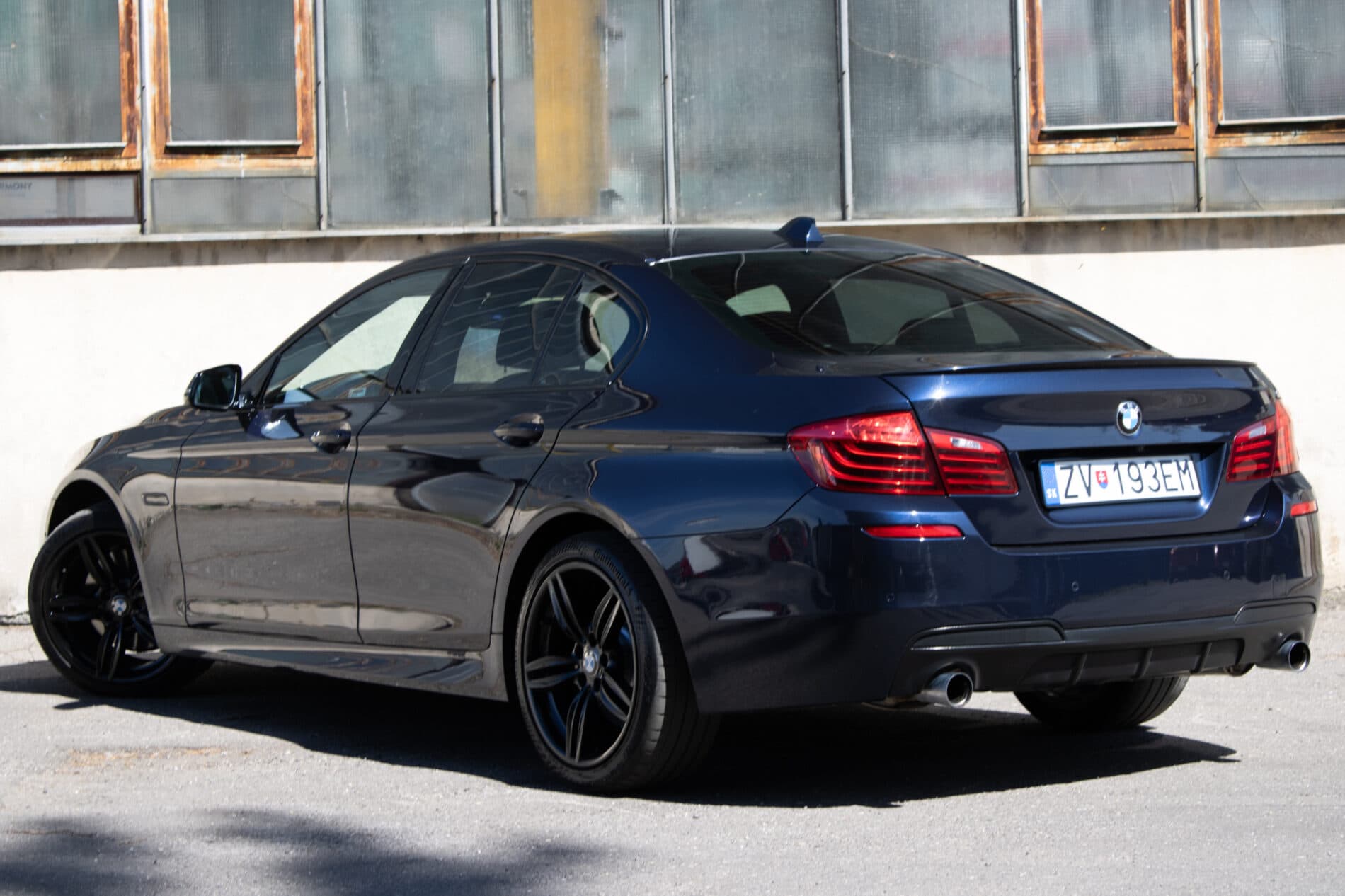 2016 BMW 535i, modrá sedan, 158 386 km