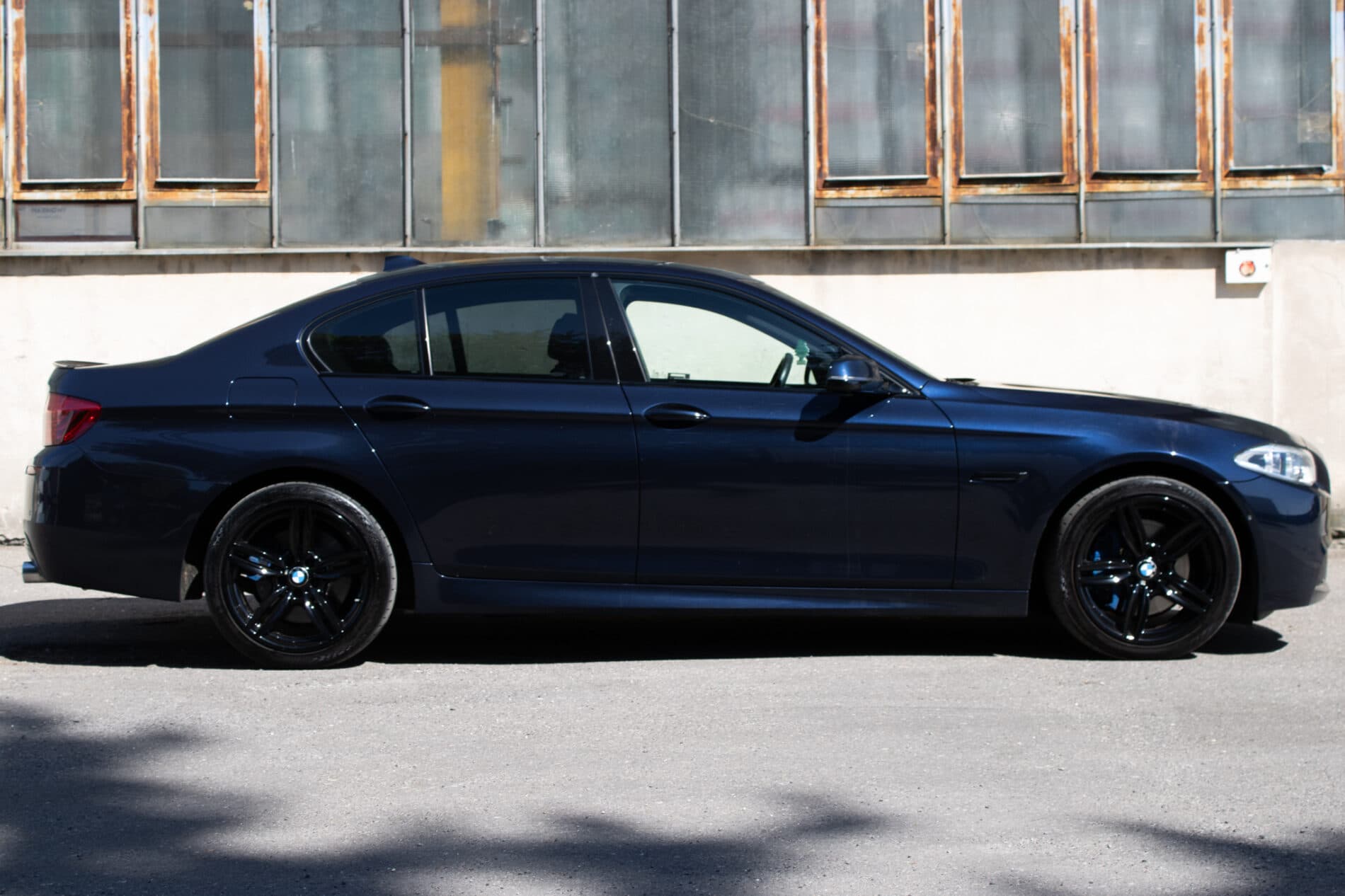 2016 BMW 535i, modrá sedan, 158 386 km