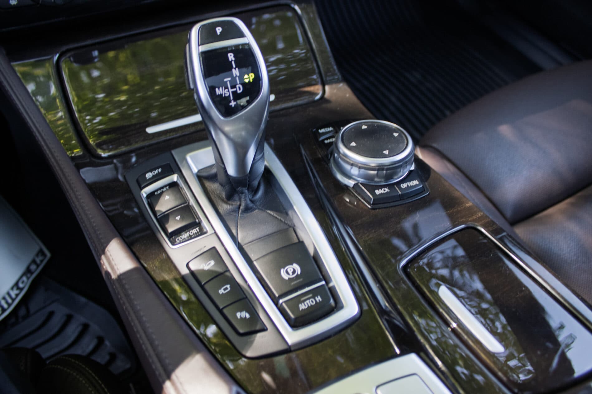 2016 BMW 535i, modrá sedan, 158 386 km