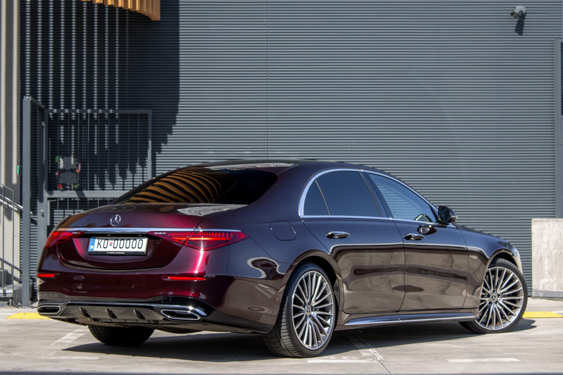 2022 Mercedes-Benz S 400d, červená sedan, 150 861 km