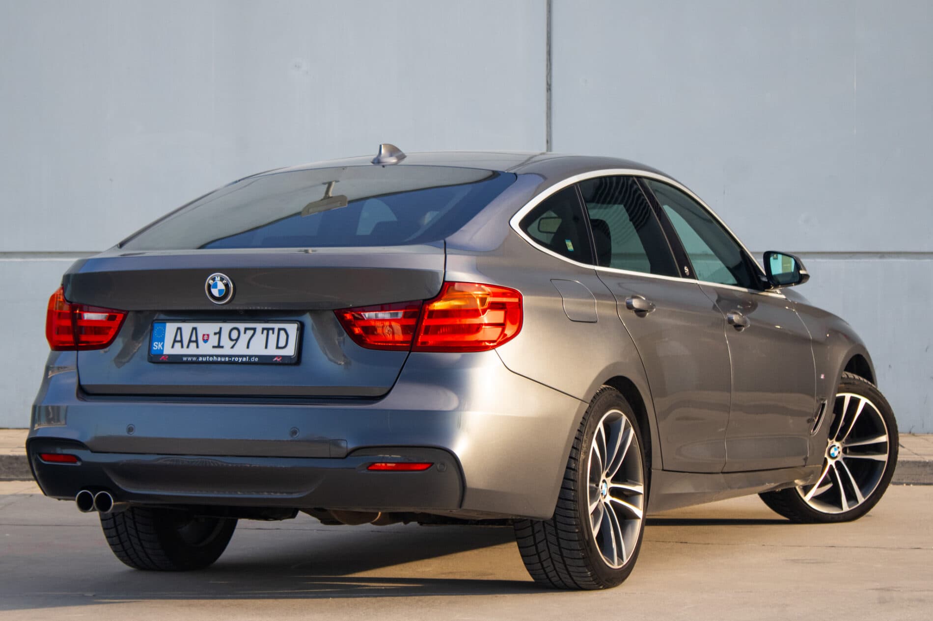 2015 BMW 330d, sivá sedan, 193 116 km