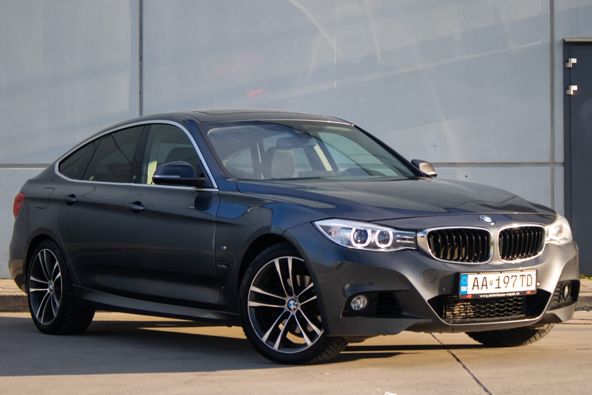 2015 BMW 330d, sivá sedan, 193 116 km