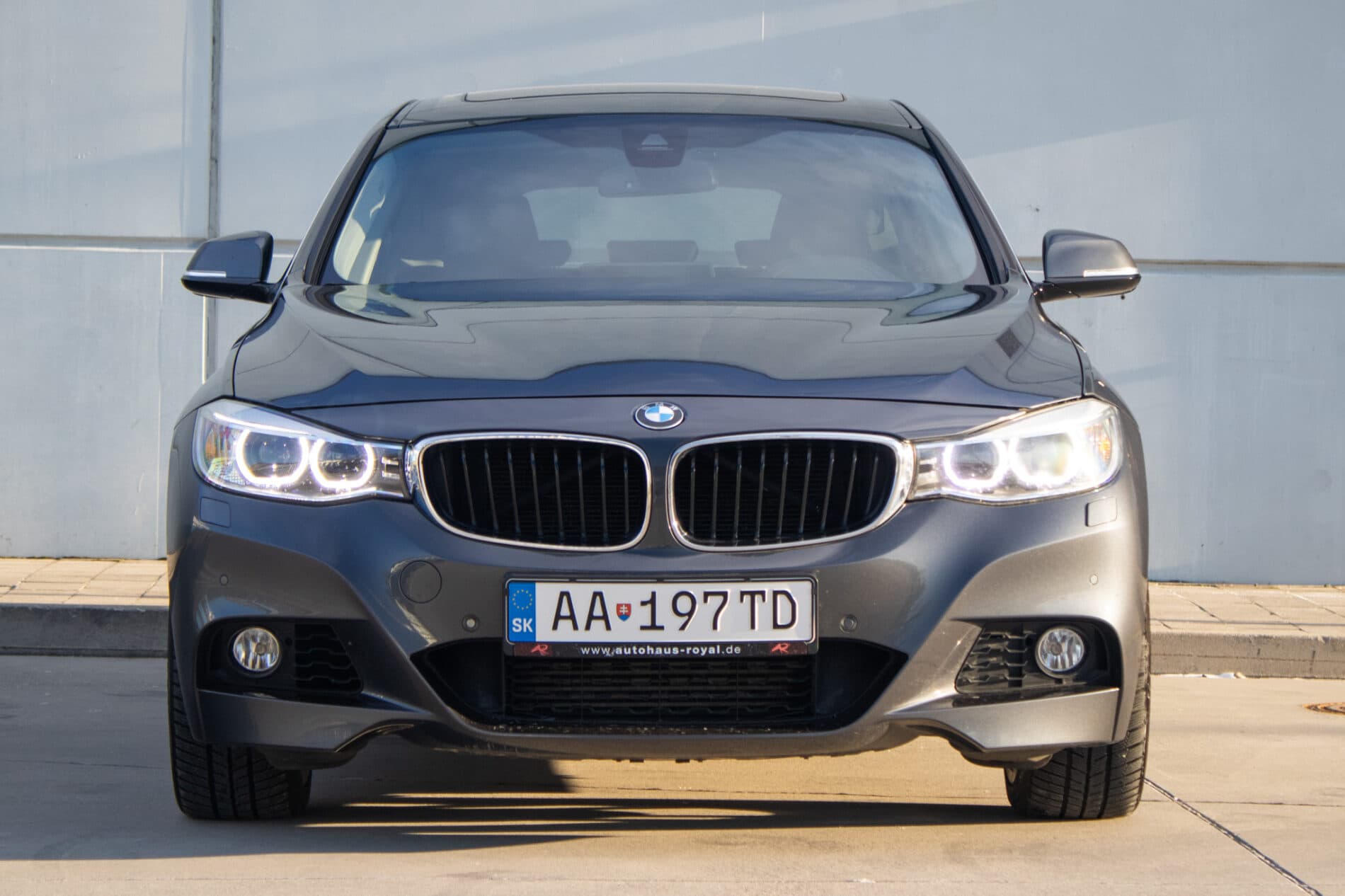 2015 BMW 330d, sivá sedan, 193 116 km