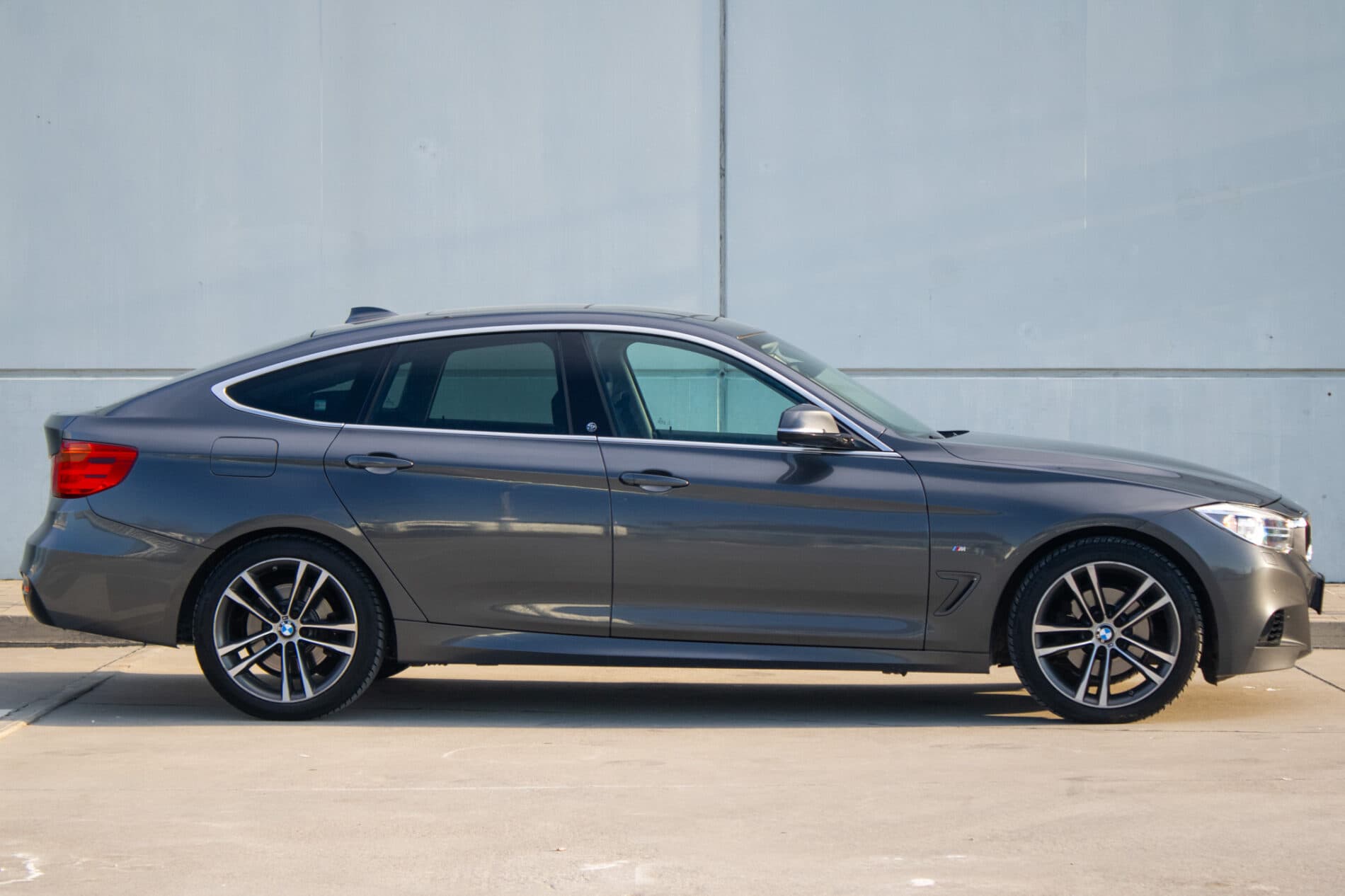 2015 BMW 330d, sivá sedan, 193 116 km