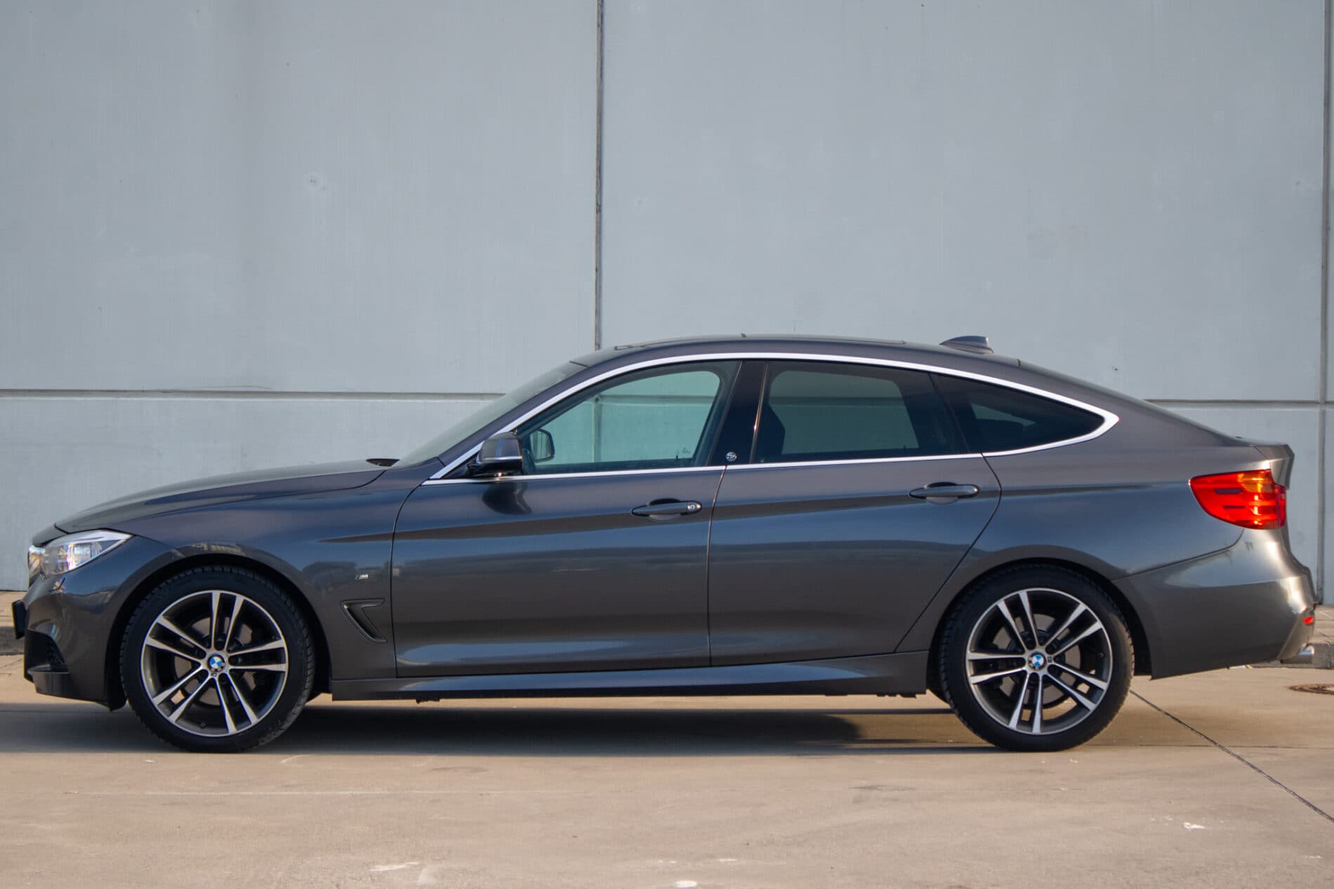 2015 BMW 330d, sivá sedan, 193 116 km
