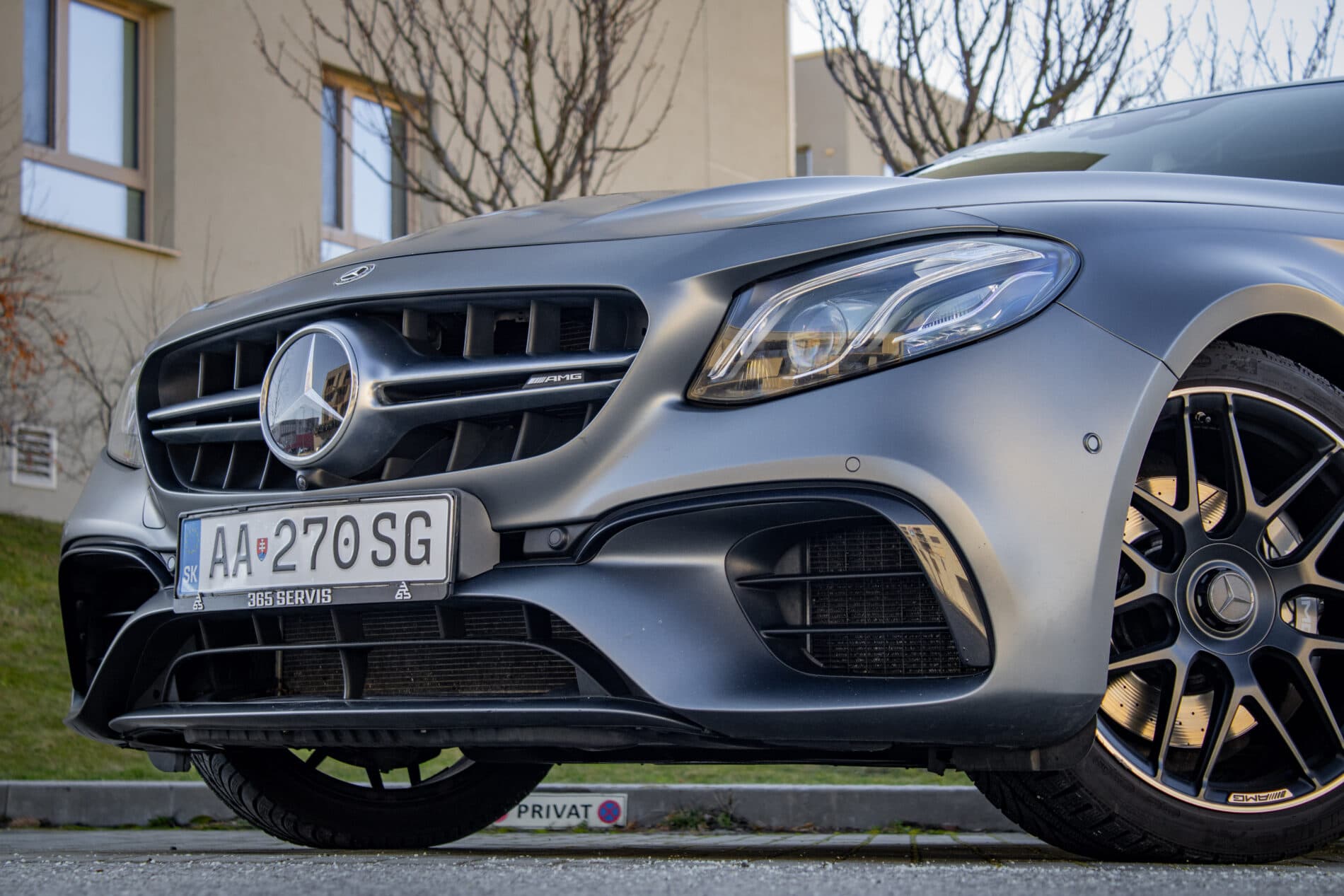2019 Mercedes-Benz E 63 AMG, sivá kombi, 165 262 km