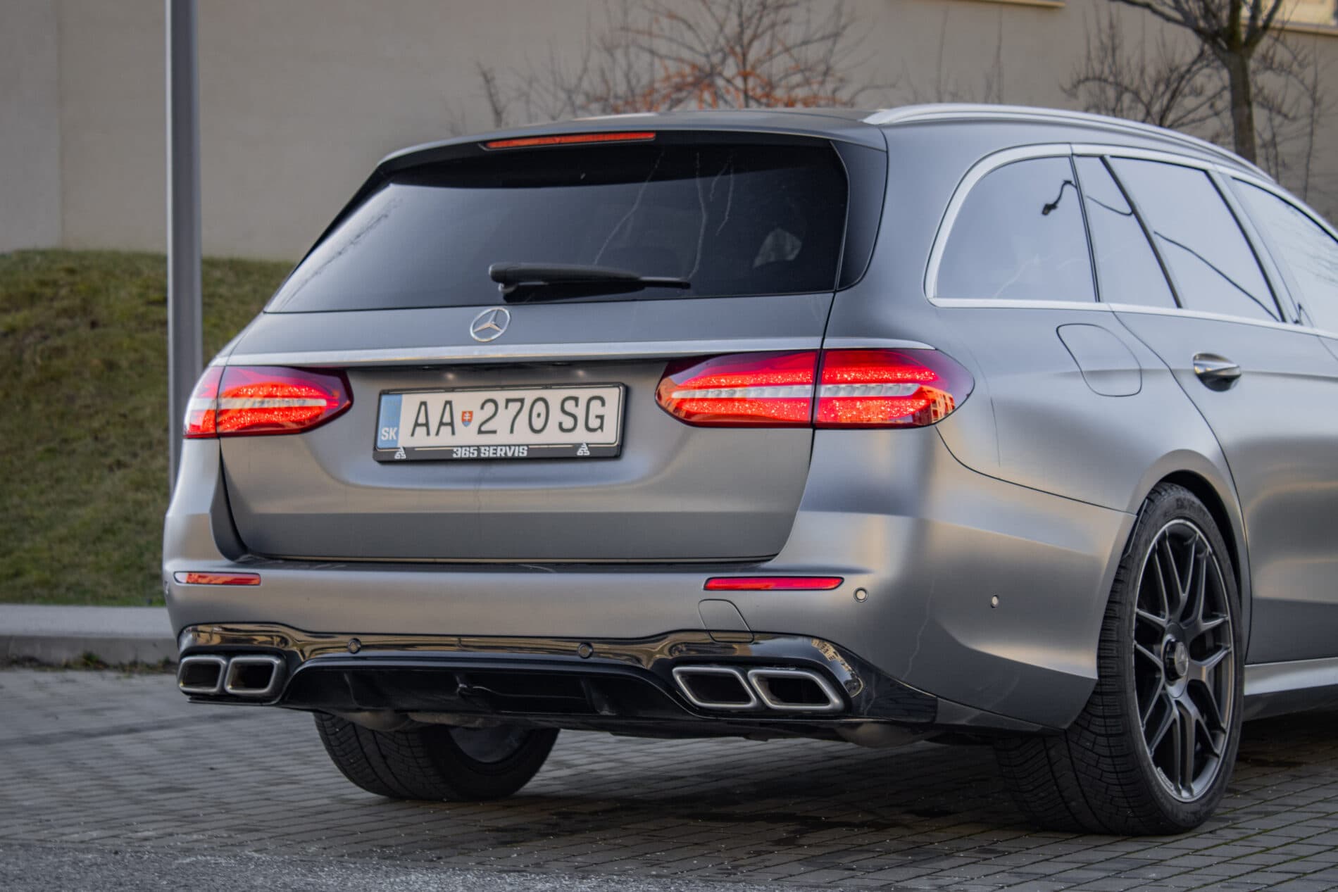 2019 Mercedes-Benz E 63 AMG, sivá kombi, 165 262 km