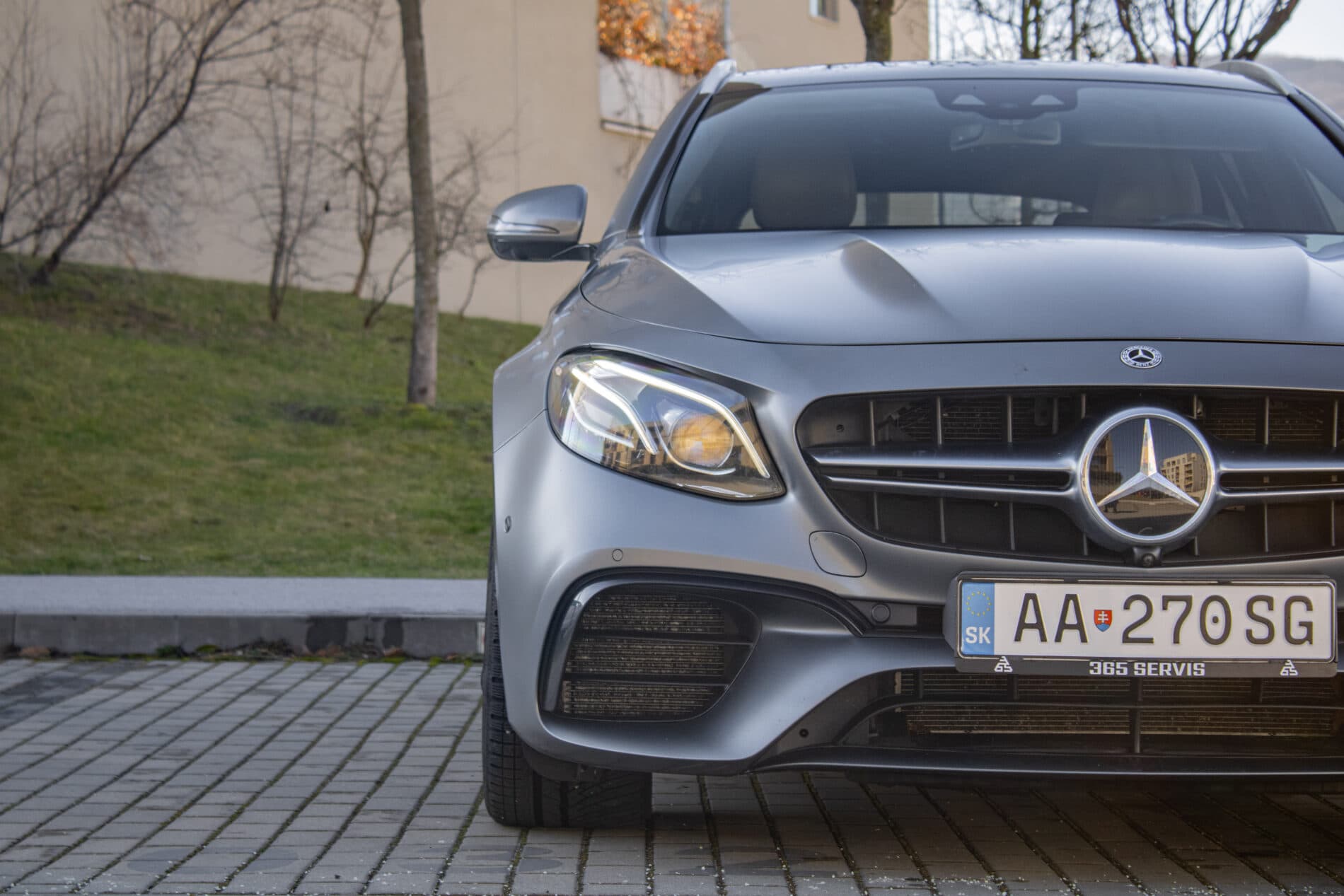2019 Mercedes-Benz E 63 AMG, sivá kombi, 165 262 km
