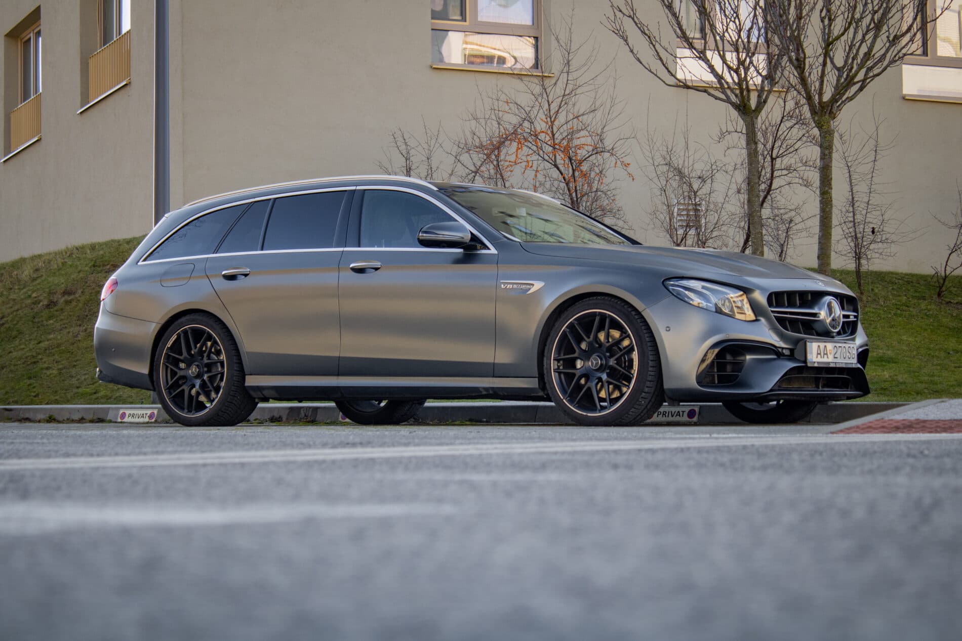 2019 Mercedes-Benz E 63 AMG, sivá kombi, 165 262 km
