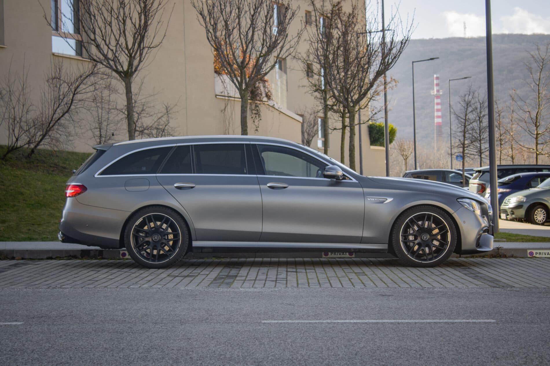 2019 Mercedes-Benz E 63 AMG, sivá kombi, 165 262 km