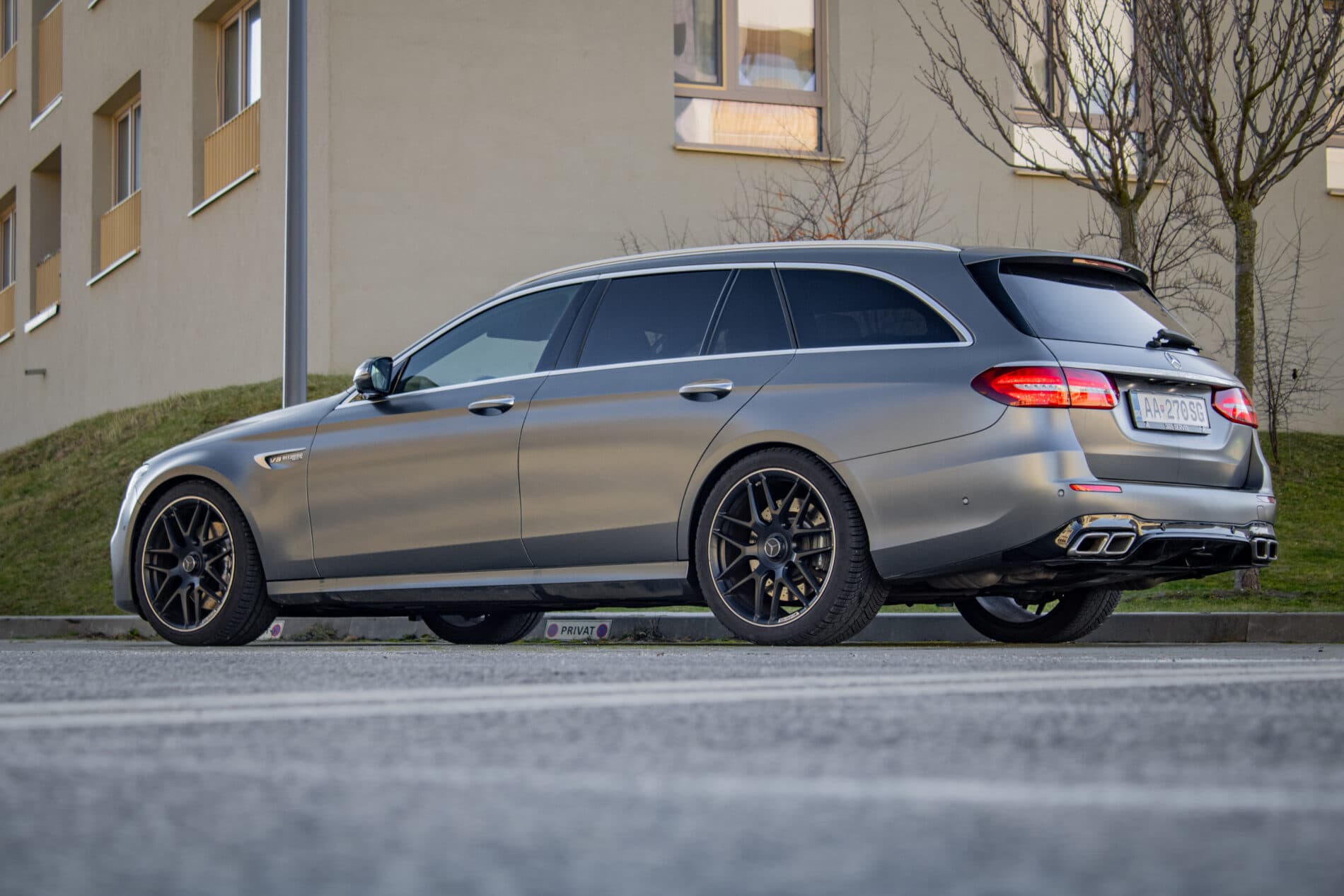 2019 Mercedes-Benz E 63 AMG, sivá kombi, 165 262 km