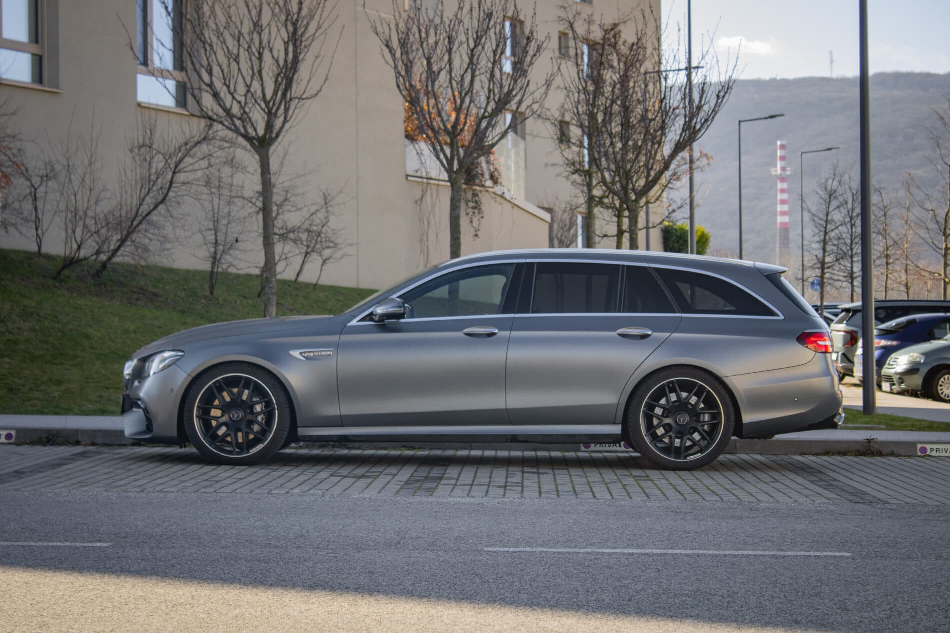 2019 Mercedes-Benz E 63 AMG, sivá kombi, 165 262 km