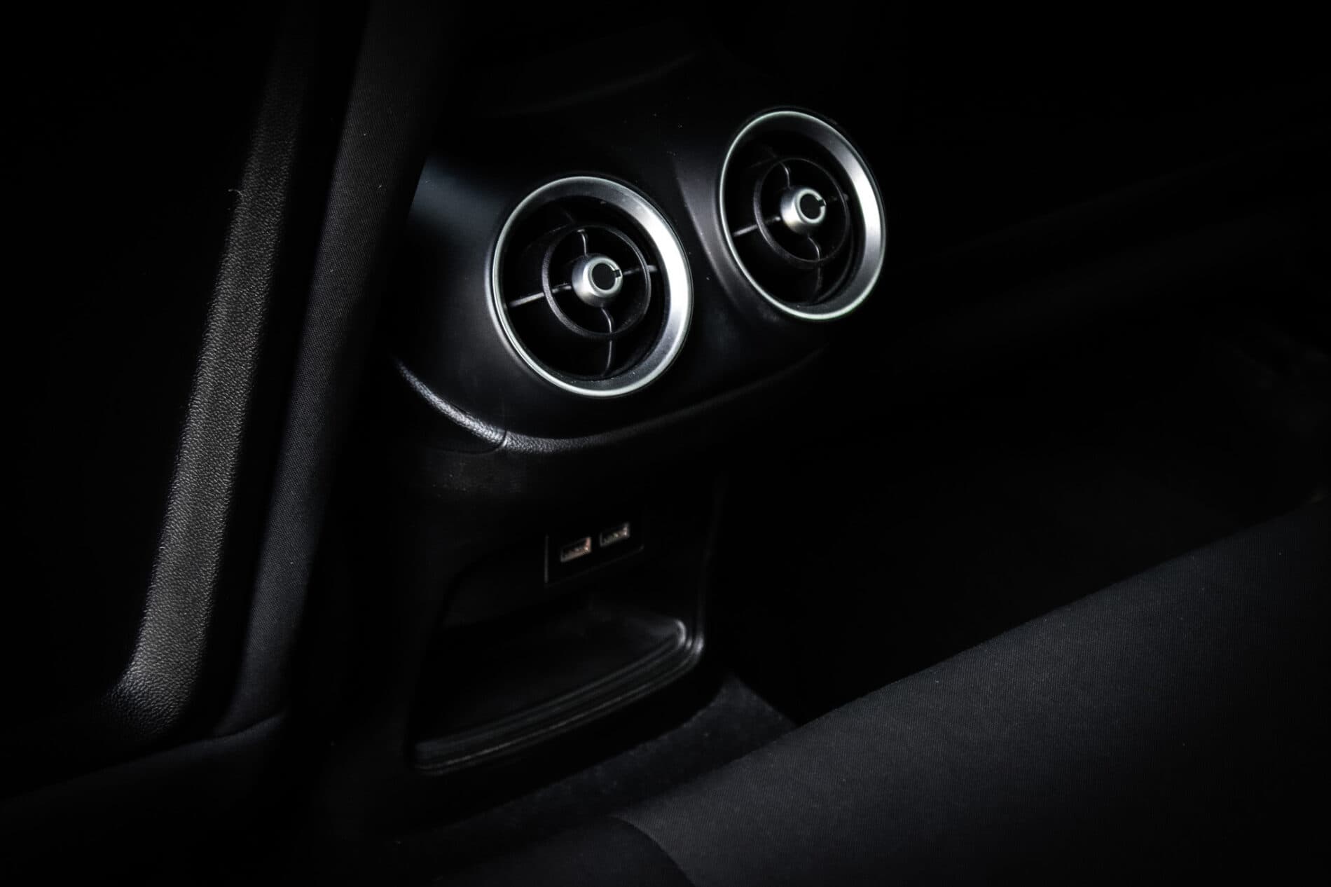 2021 Alfa Romeo Stelvio, strieborná suv, 136 500 km
