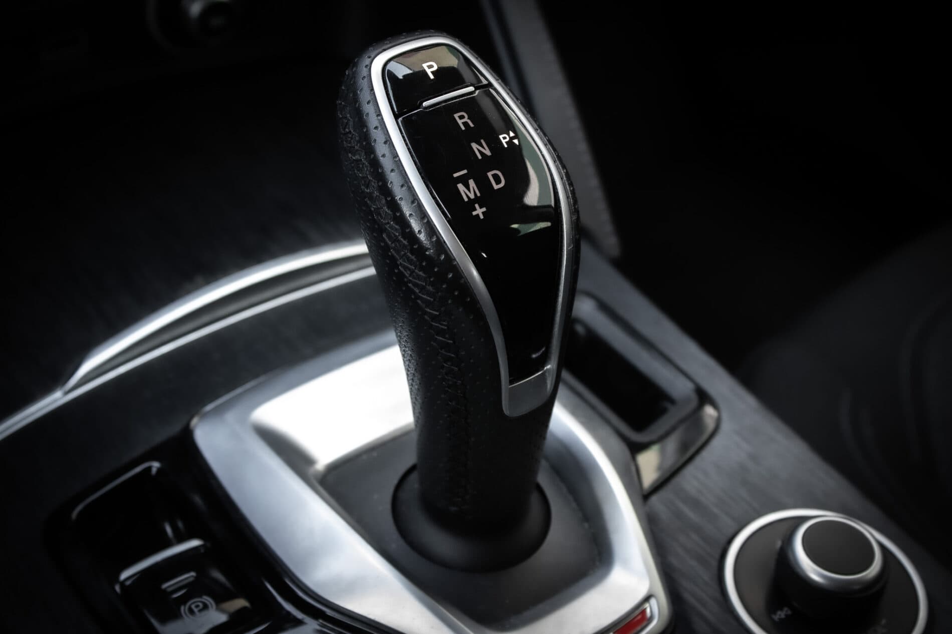 2021 Alfa Romeo Stelvio, strieborná suv, 136 500 km