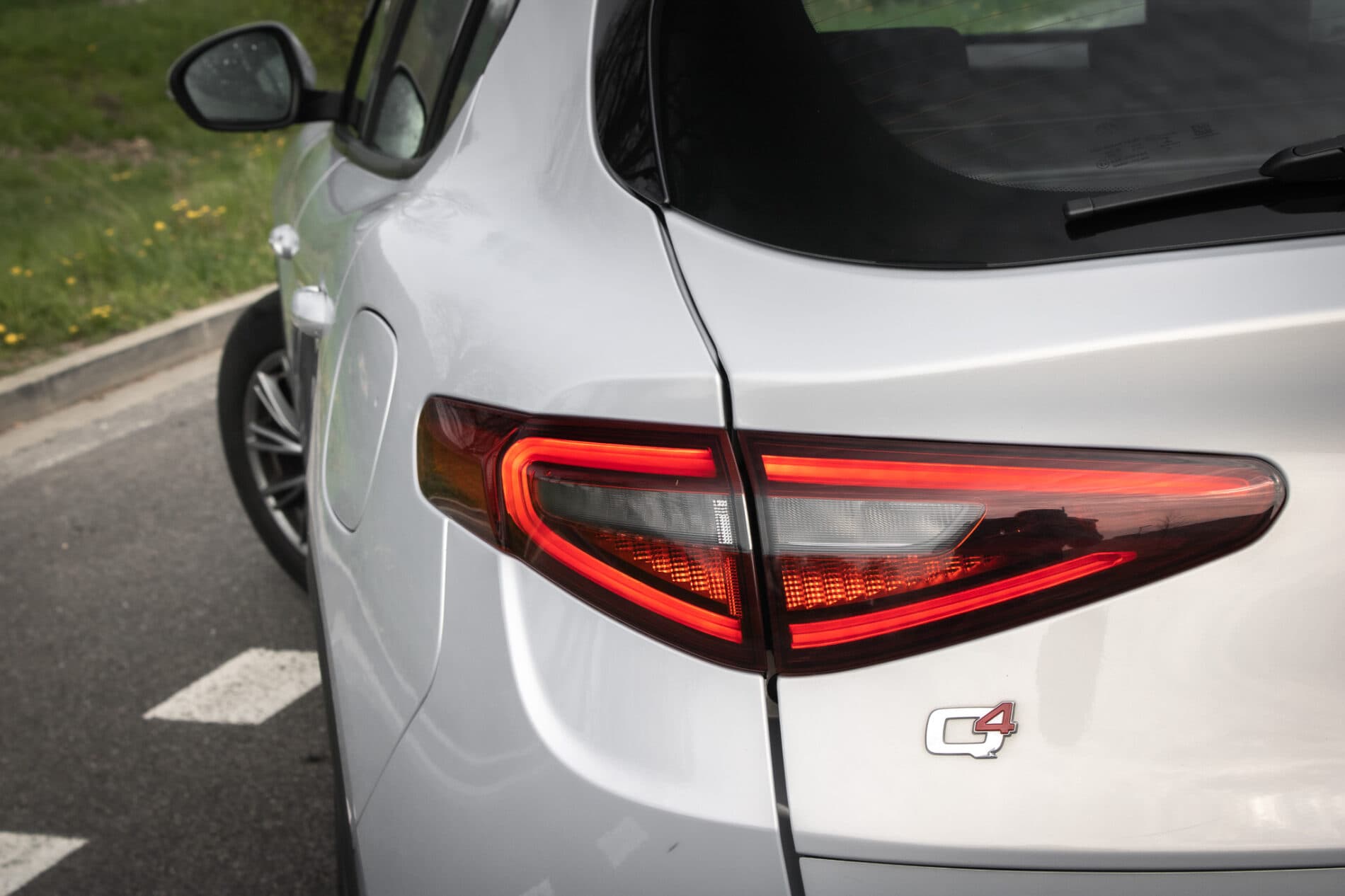 2021 Alfa Romeo Stelvio, strieborná suv, 136 500 km
