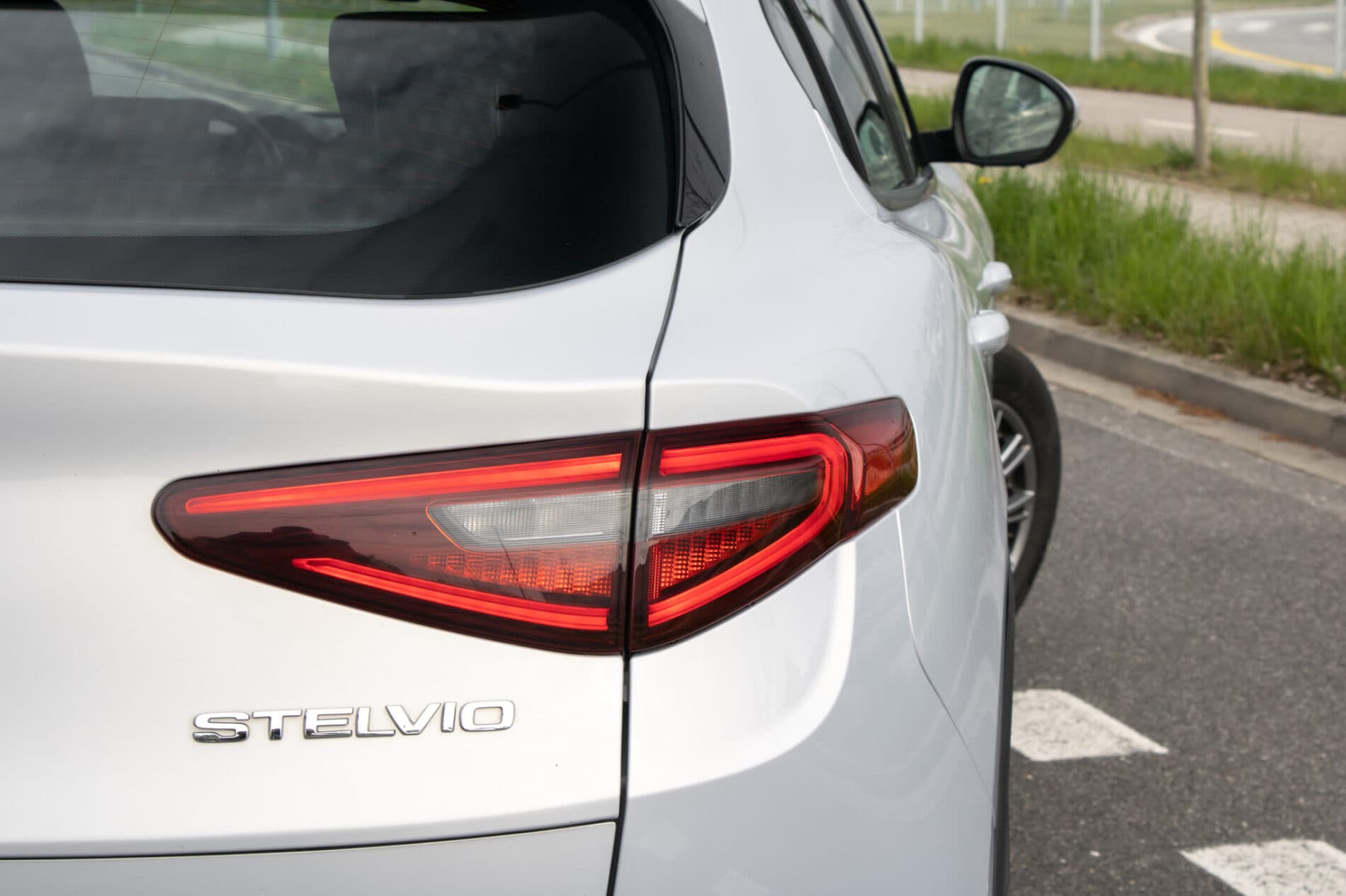 2021 Alfa Romeo Stelvio, strieborná suv, 136 500 km