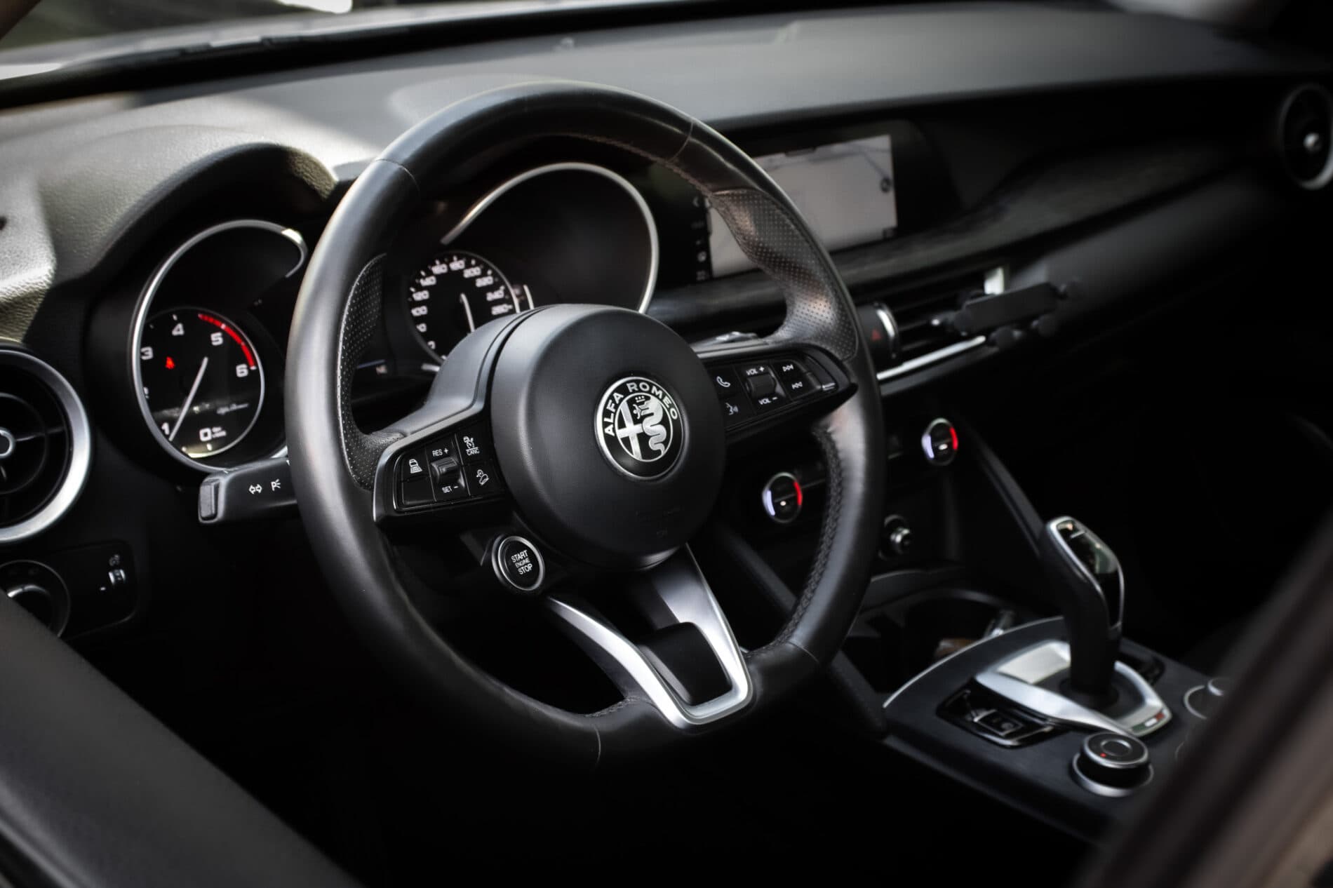 2021 Alfa Romeo Stelvio, strieborná suv, 136 500 km