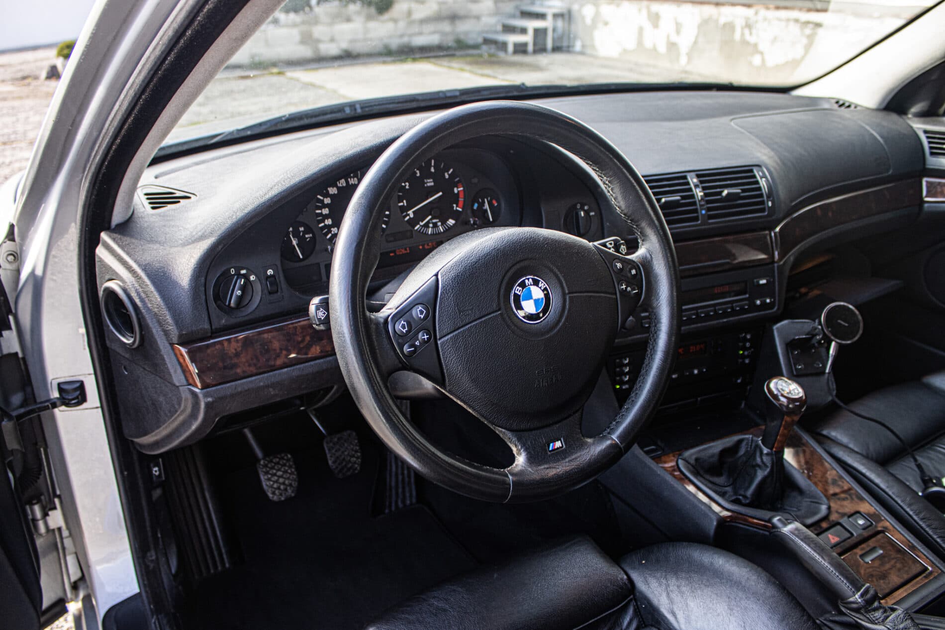 1999 BMW 540i, strieborná sedan, 270 439 km