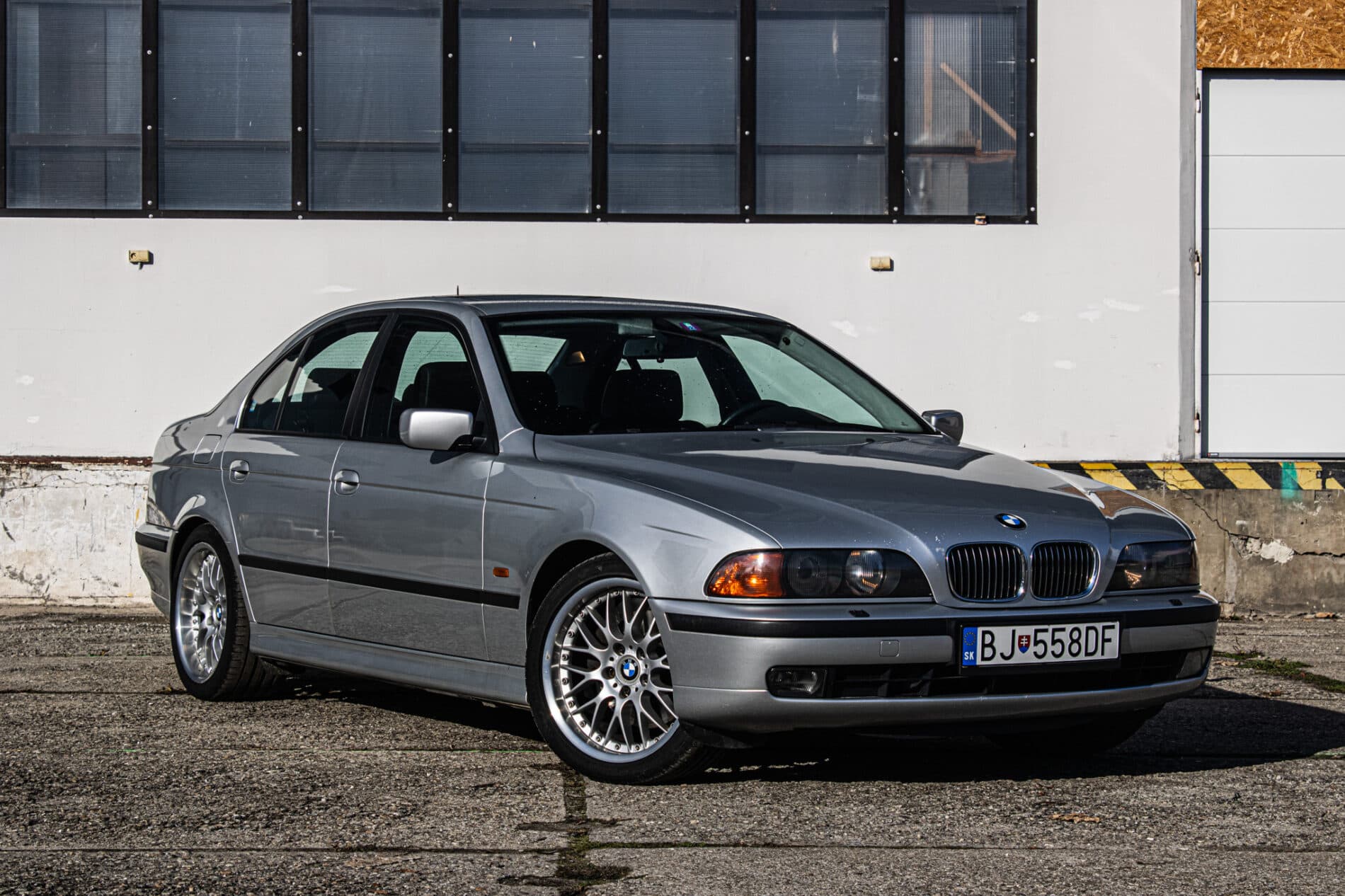 1999 BMW 540i, strieborná sedan, 270 439 km