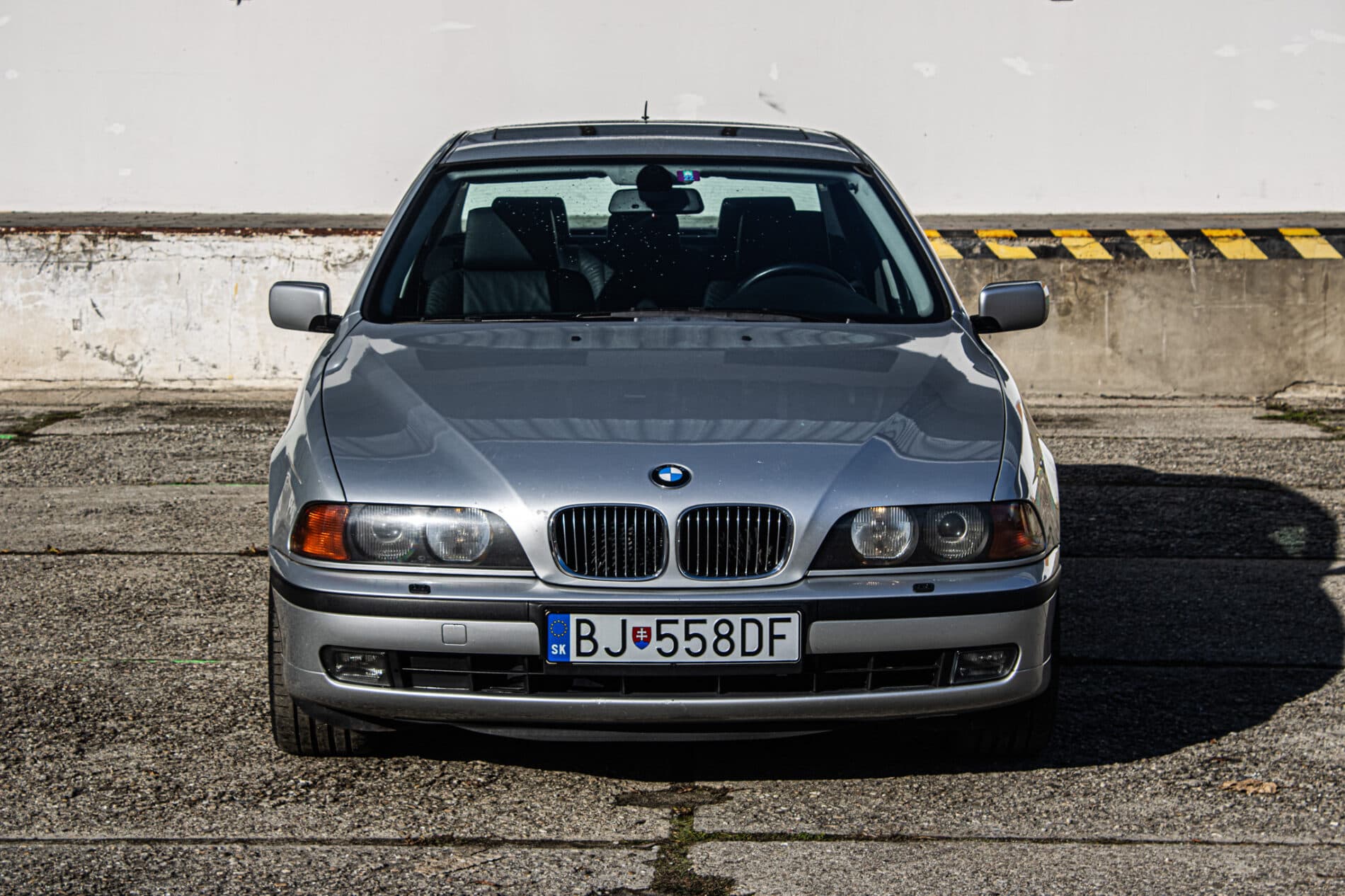 1999 BMW 540i, strieborná sedan, 270 439 km