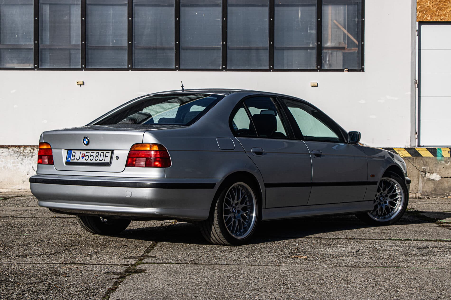 1999 BMW 540i, strieborná sedan, 270 439 km