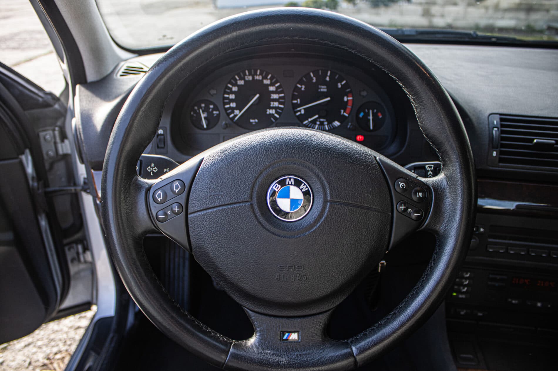 1999 BMW 540i, strieborná sedan, 270 439 km