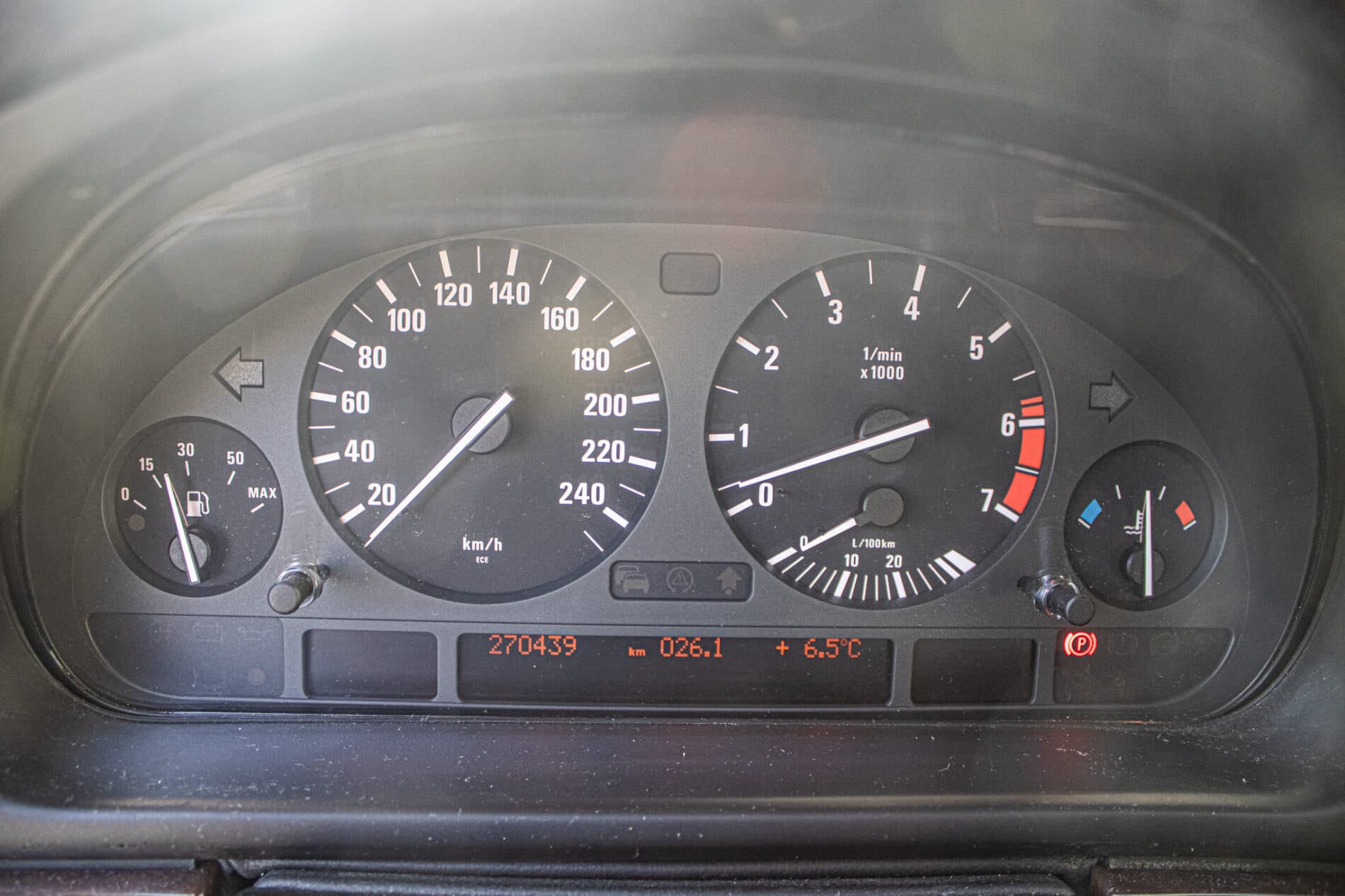 1999 BMW 540i, strieborná sedan, 270 439 km