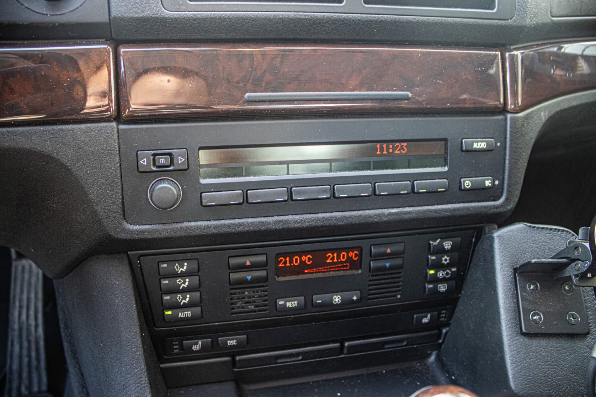 1999 BMW 540i, strieborná sedan, 270 439 km