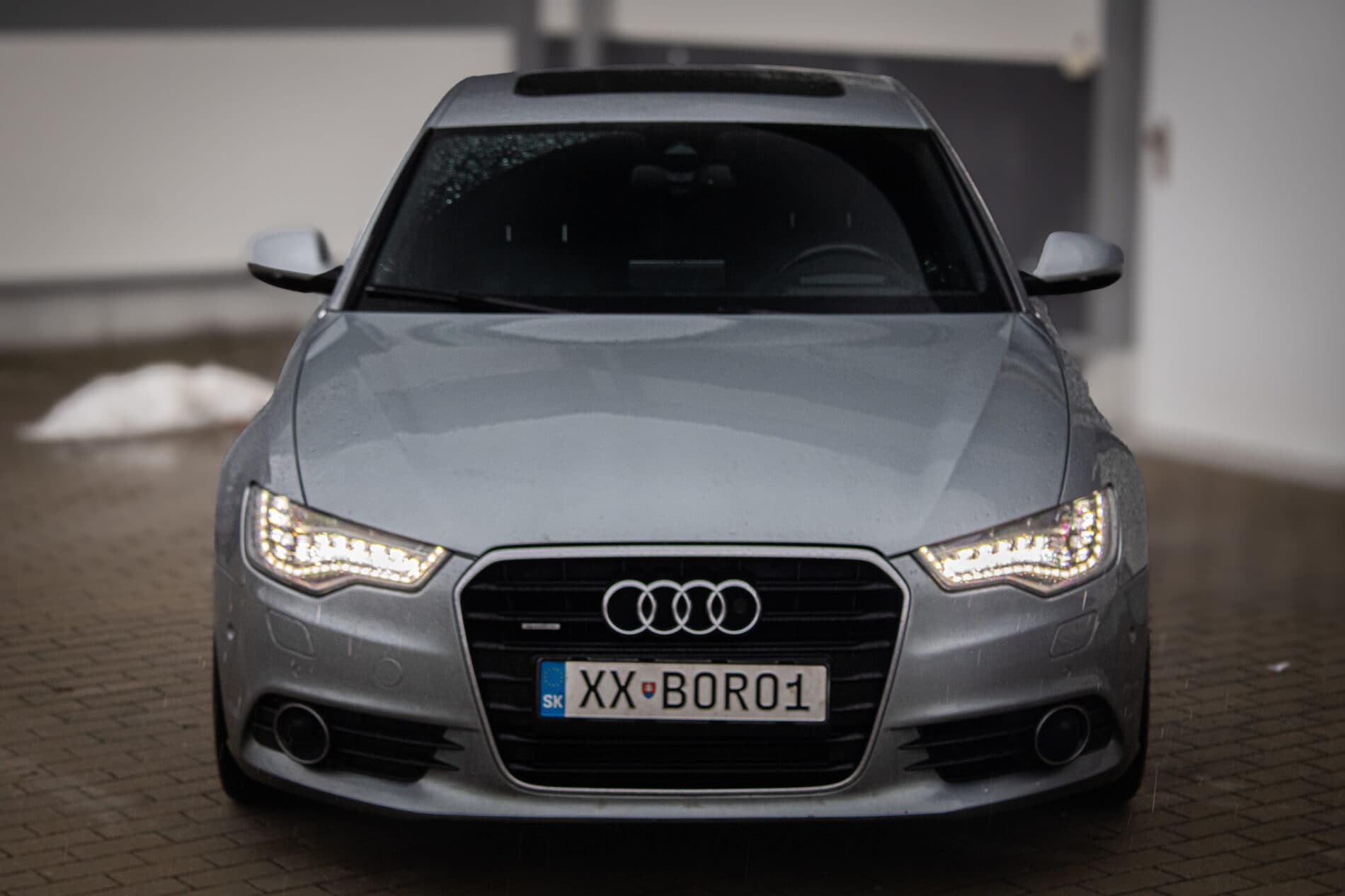 2011 AUDI A6, sivá sedan, 302 428 km