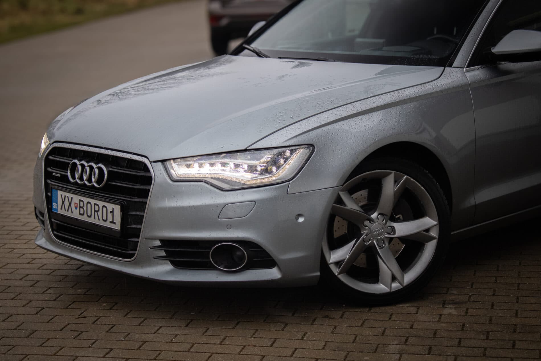 2011 AUDI A6, sivá sedan, 302 428 km