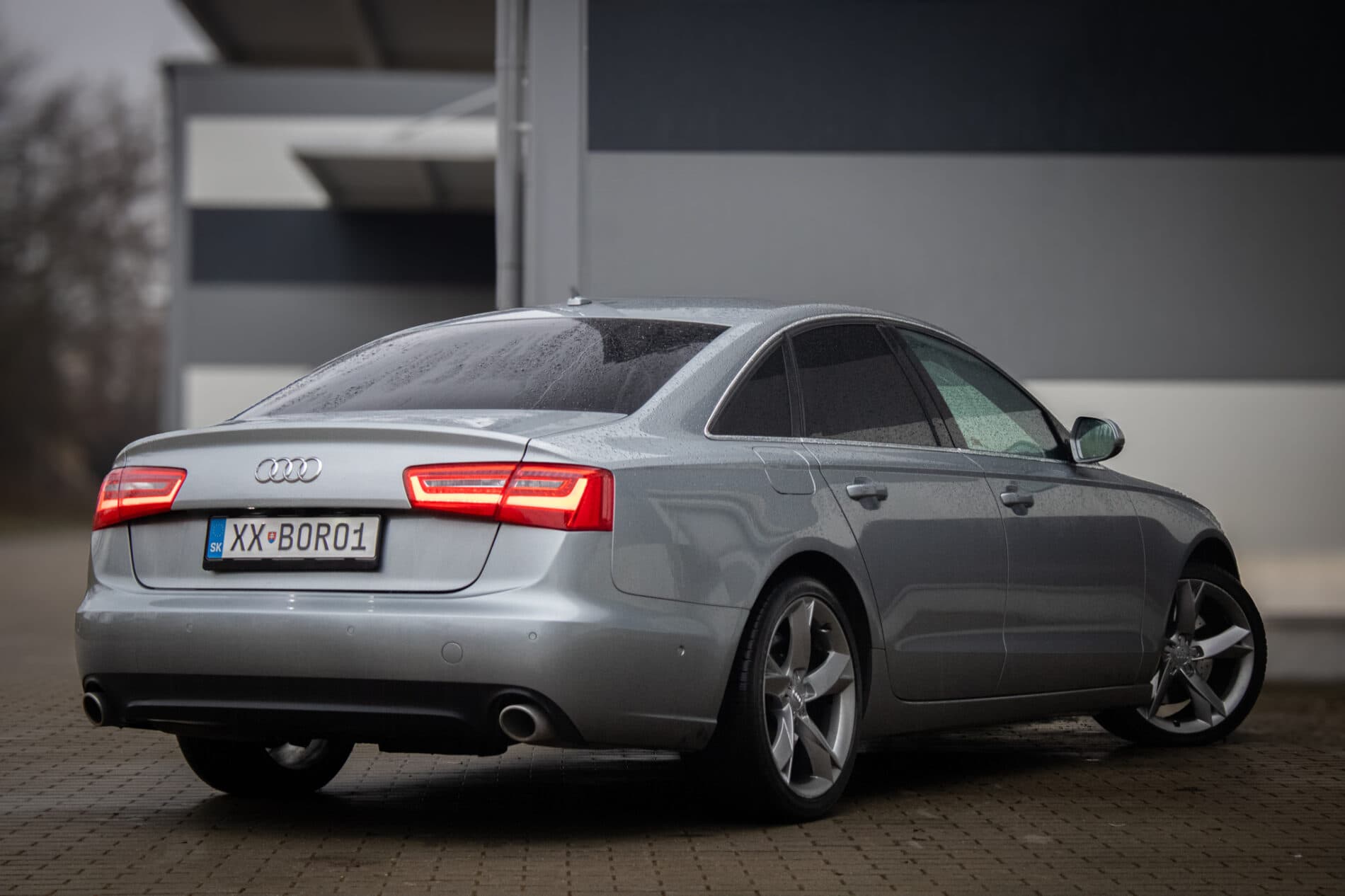 2011 AUDI A6, sivá sedan, 302 428 km