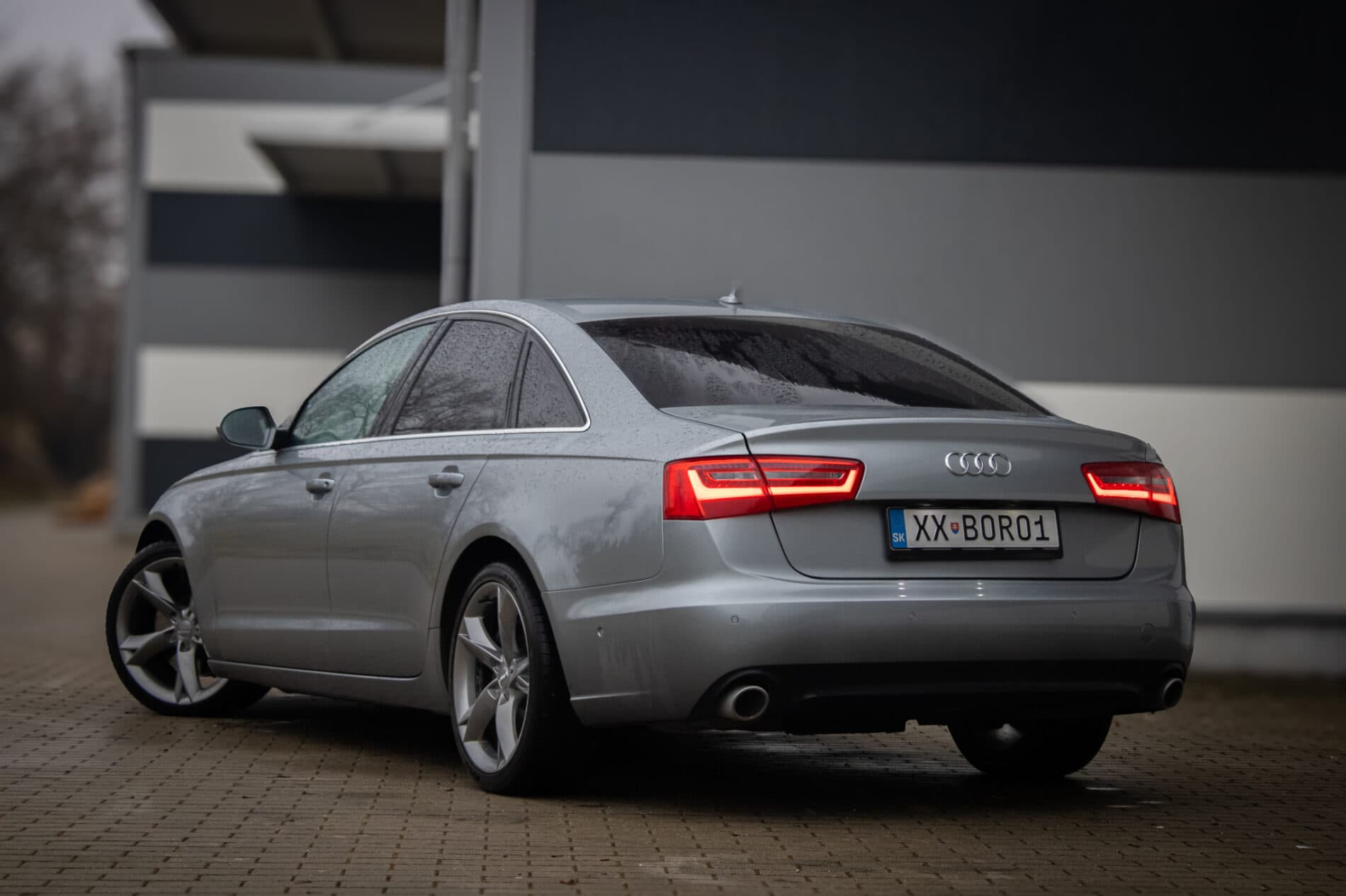 2011 AUDI A6, sivá sedan, 302 428 km