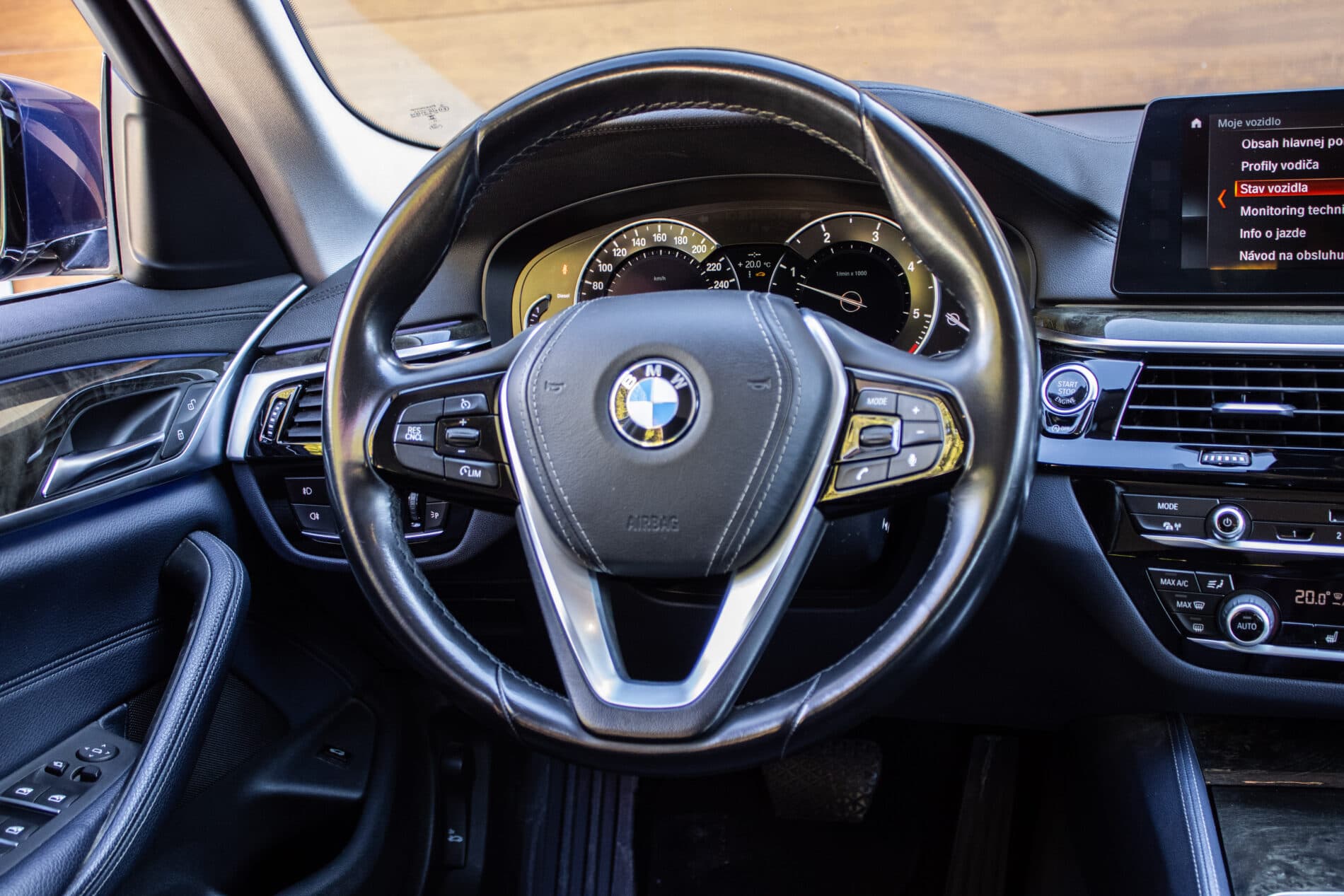 2017 BMW 530d, modrá sedan, 173 848 km