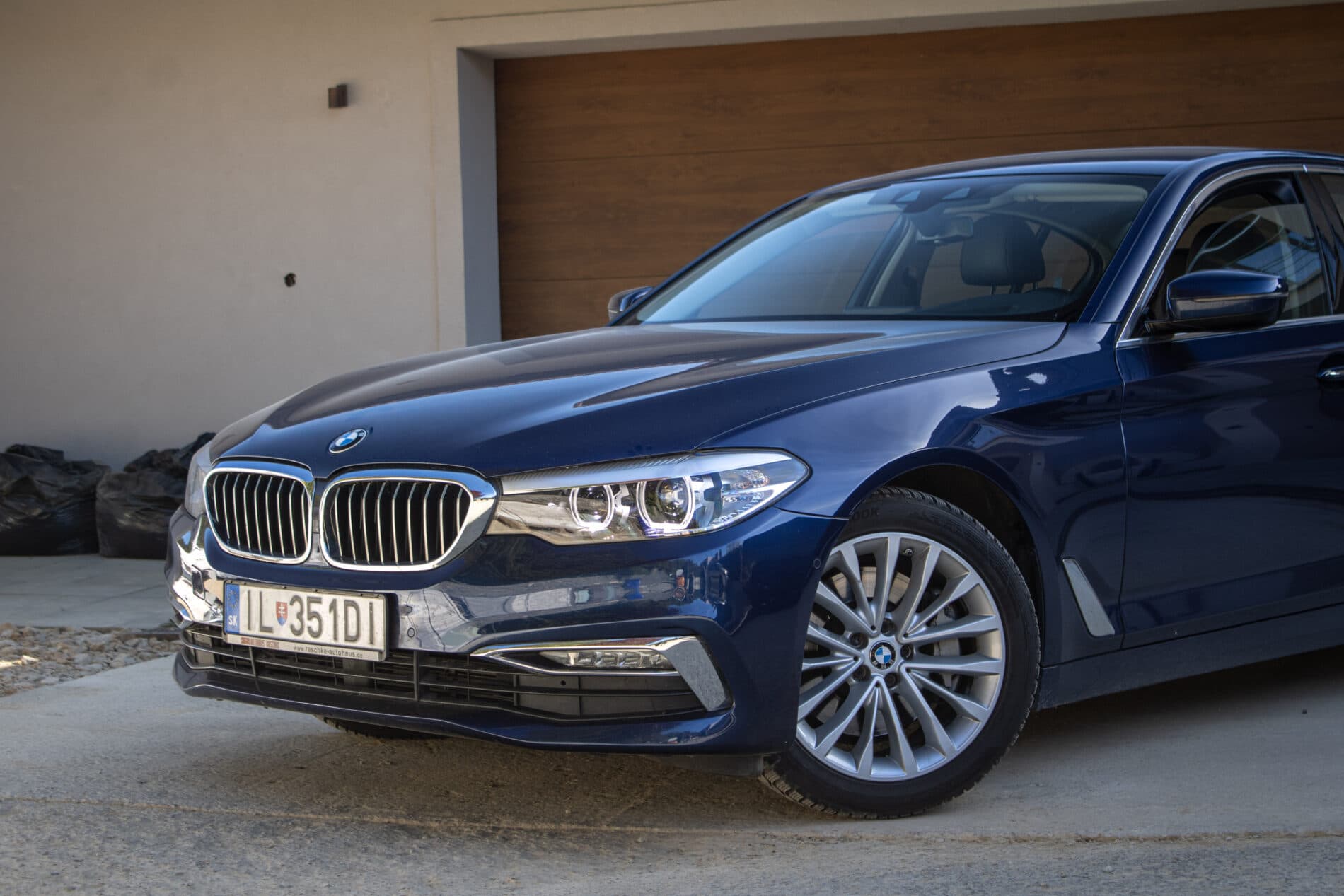 2017 BMW 530d, modrá sedan, 173 848 km