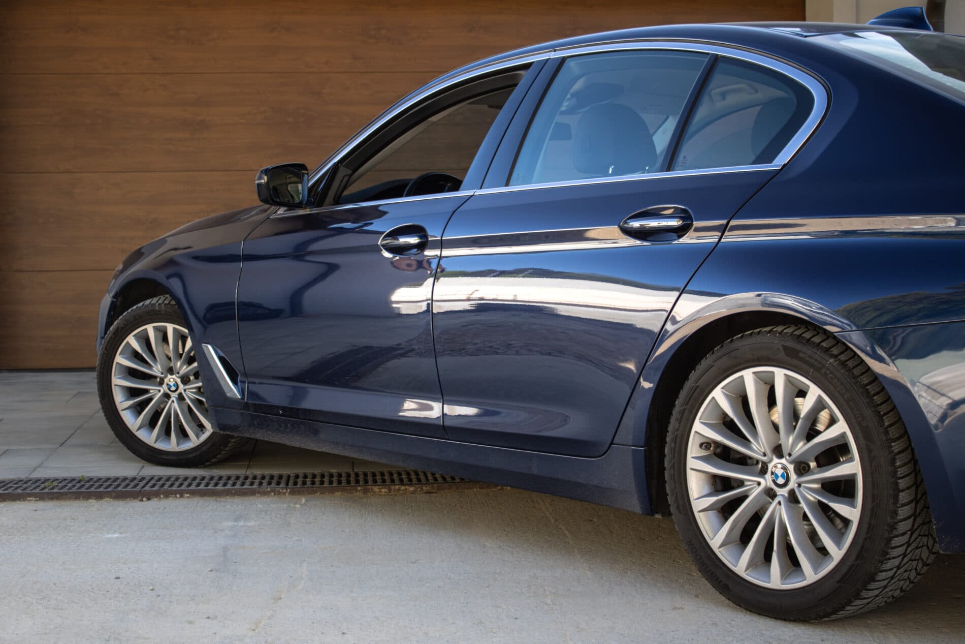2017 BMW 530d, modrá sedan, 173 848 km