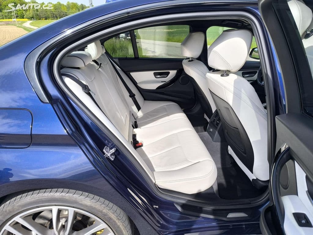 2014 BMW 335i, tmavomodrá sedan, 232 600 km