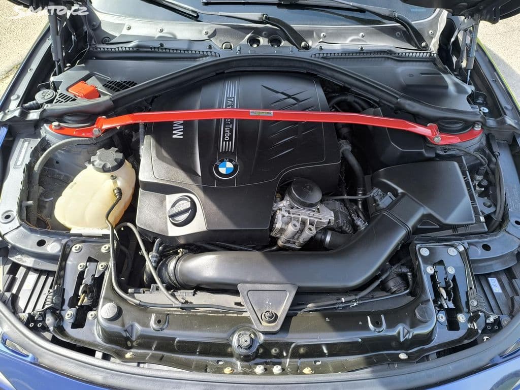 2014 BMW 335i, tmavomodrá sedan, 232 600 km