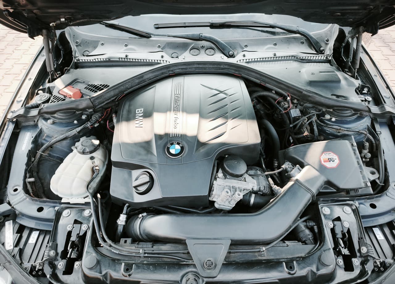 2012 BMW 335i, tmavomodrá sedan, 181 000 km