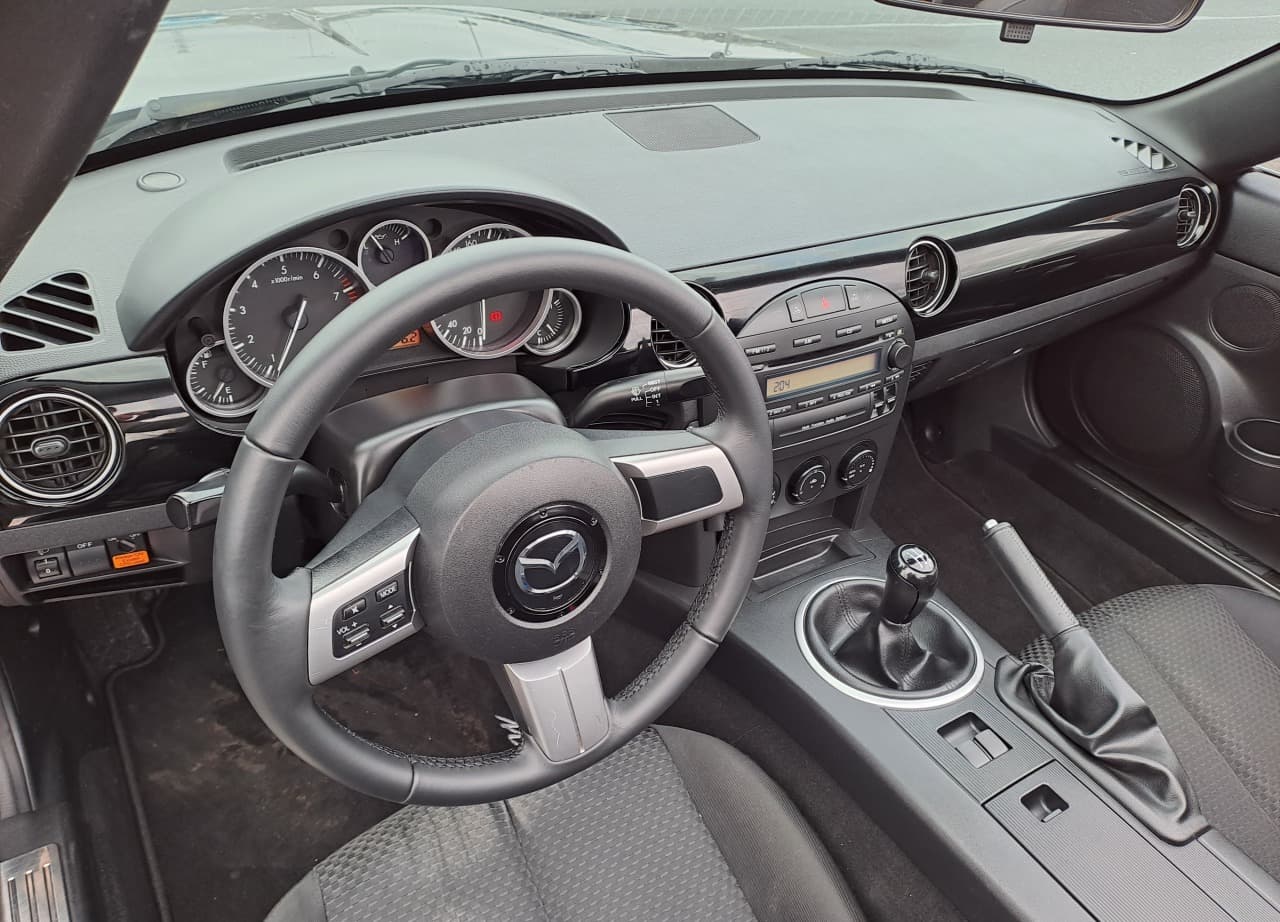 2007 Mazda MX-5 (NC), sivá kabriolet, 213 200 km