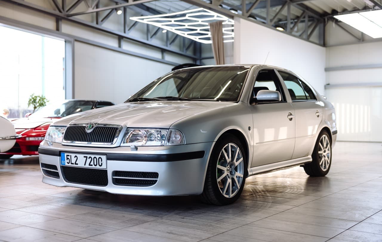 2002 Skoda Octavia RS, strieborná sedan, 192 200 km