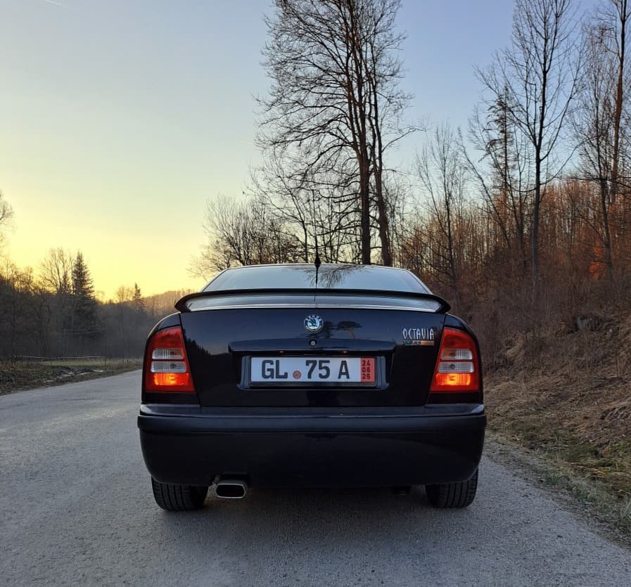 2002 Skoda Octavia RS, čierna sedan, 78 000 km