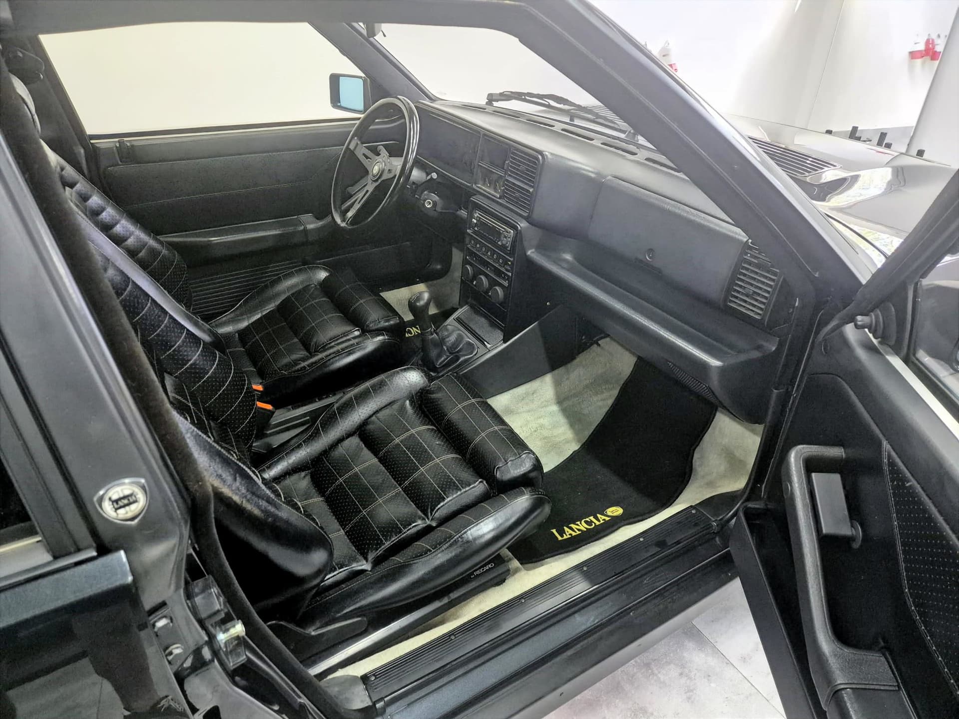 1991 Lancia Delta HF Integrale, čierna hatchback, 83 000 km