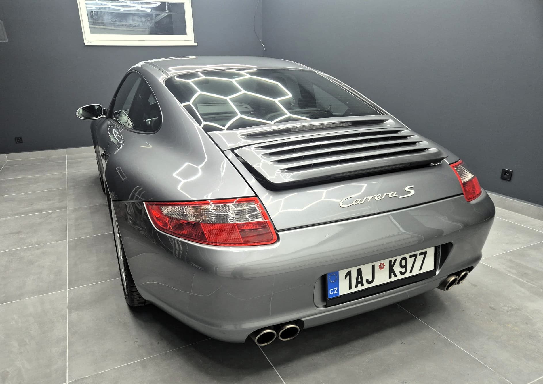 2005 Porsche 997 Carrera S, strieborná kupé, 42 000 km