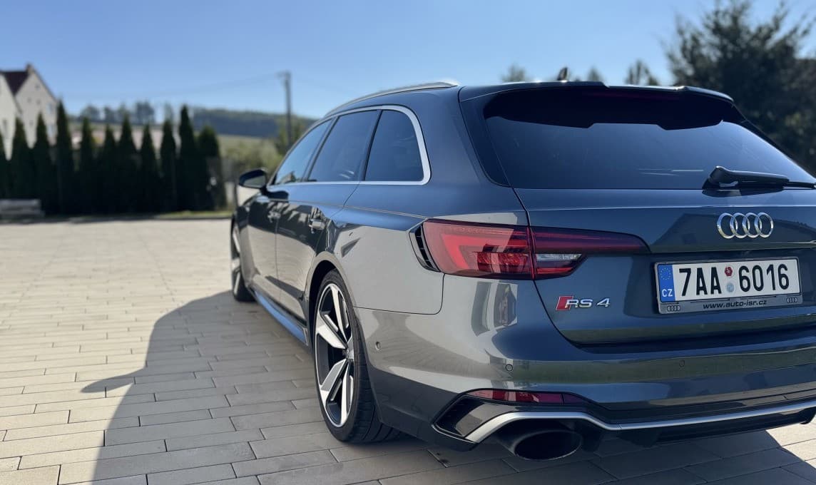 2018 AUDI RS4, sivá kombi, 118 000 km
